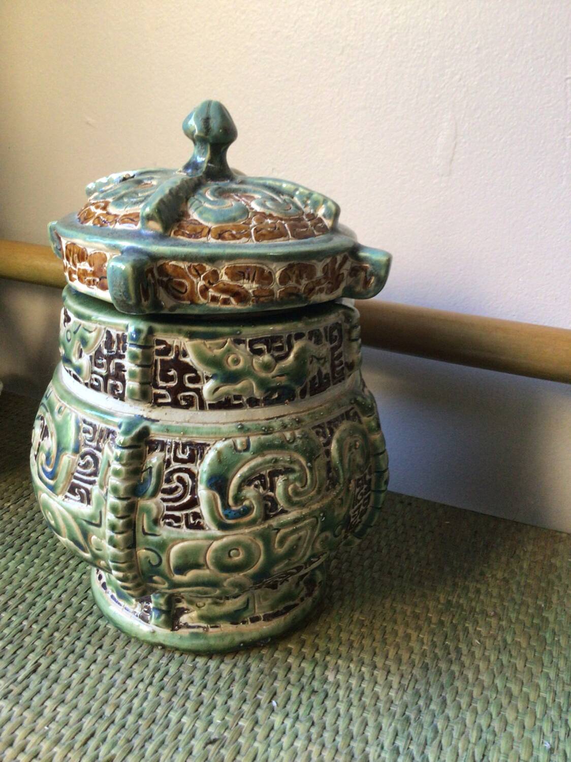 Stoneware pot with Asian decor