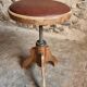 Tabouret français vintage en bois réglable, assise en skaï, années 1960