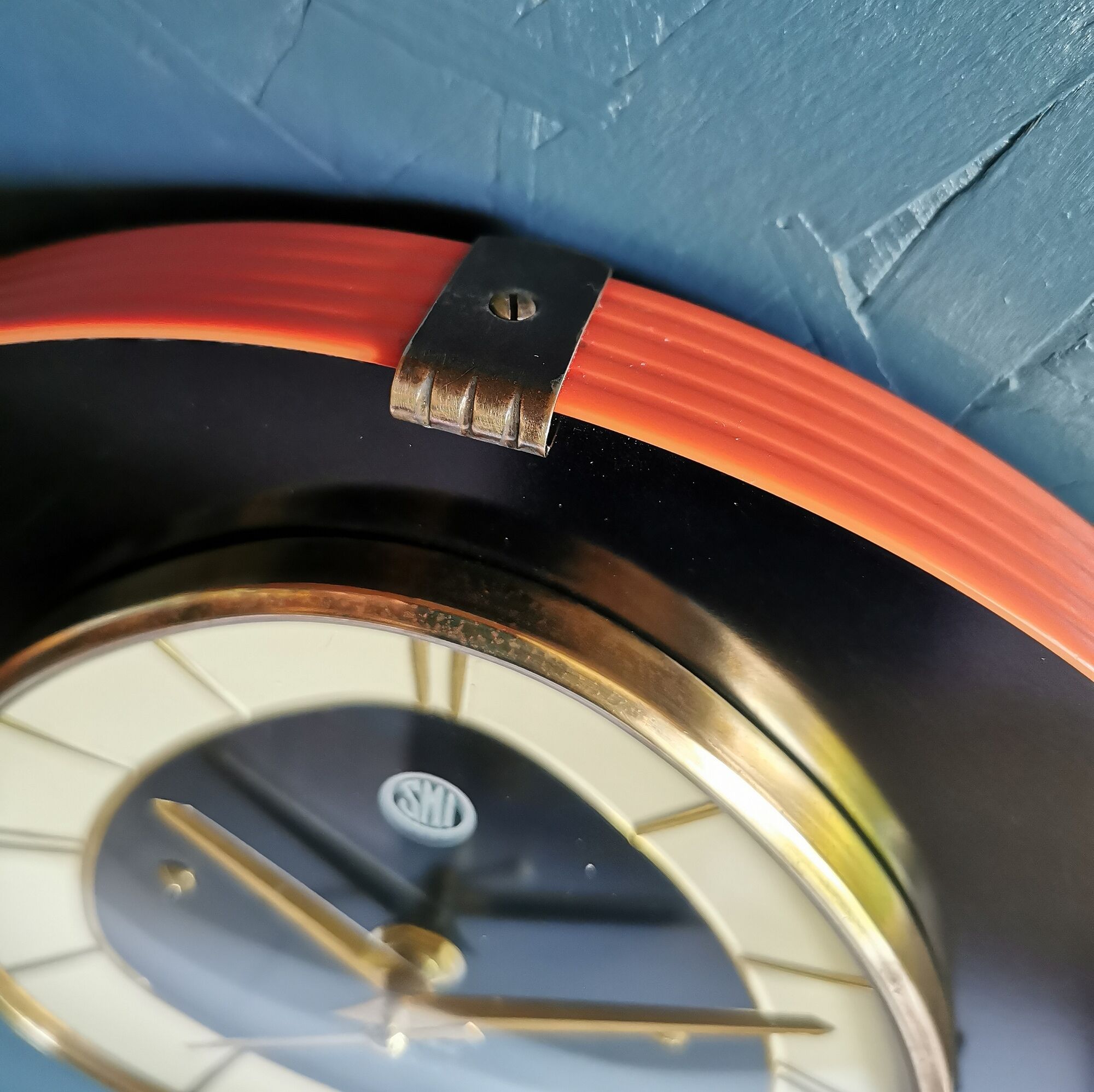 Horloge formica vintage pendule murale silencieuse "SMI noir orange"