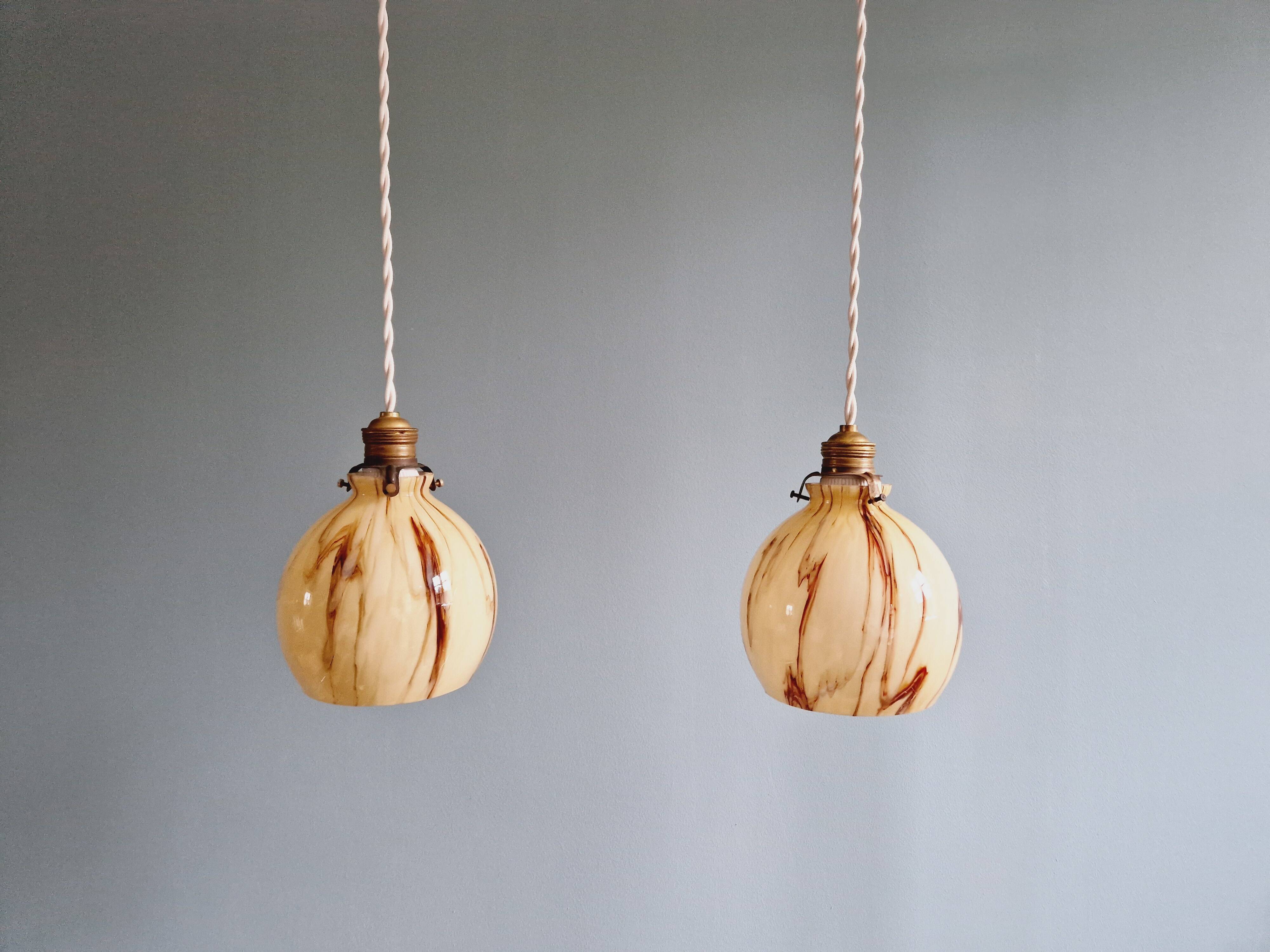 Duo de suspensions Art Déco en opaline marbrée, années 1920-30