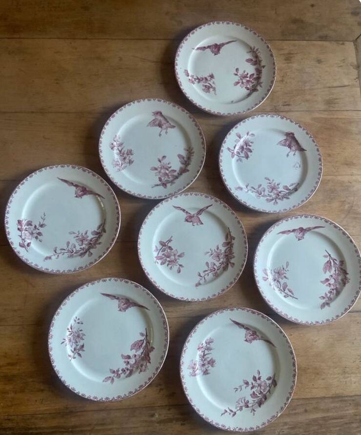 A series of eight flat plates in Terre de fer earthenware, Favori aux oiseaux model - pink tint