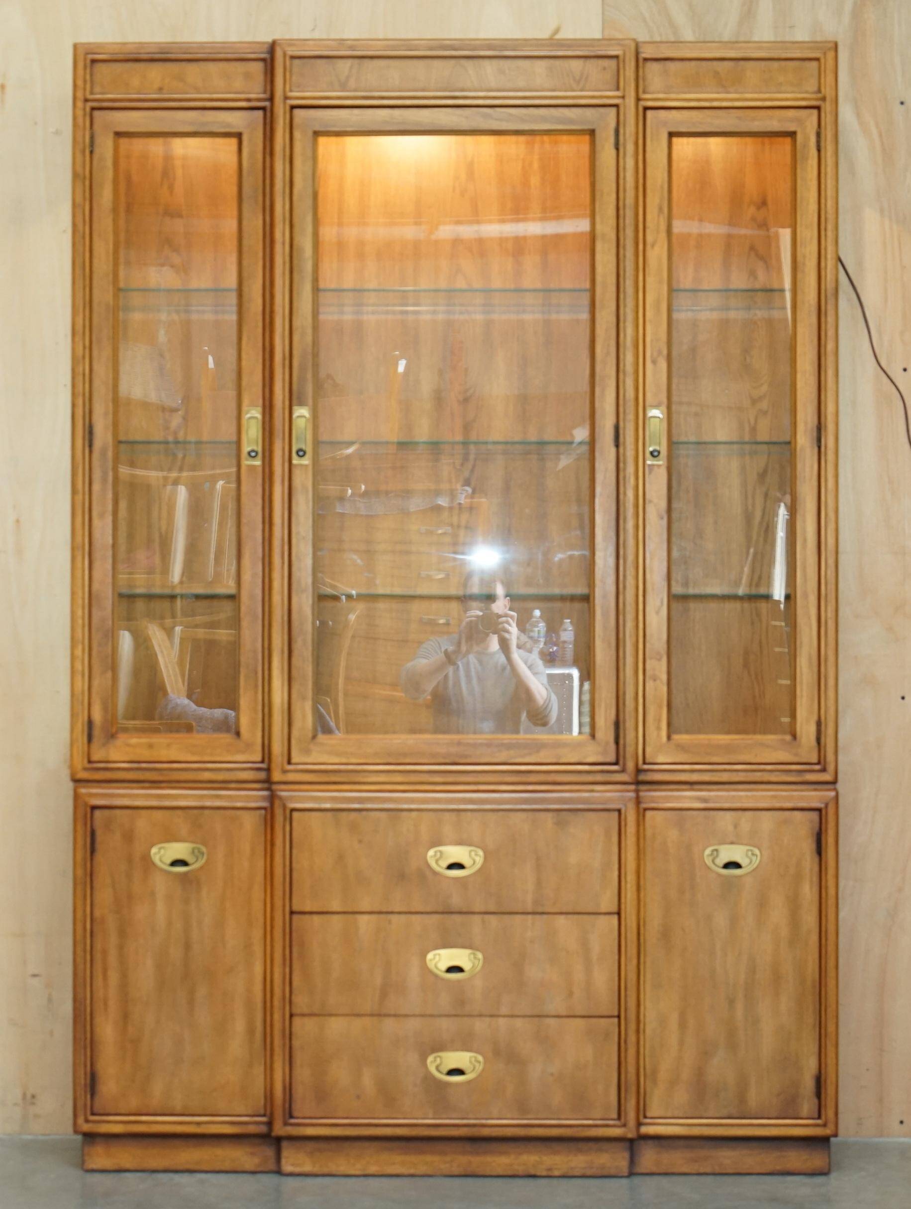 Vitrine militaire vintage Drexel Heritage avec éclairage et étagères en verre
