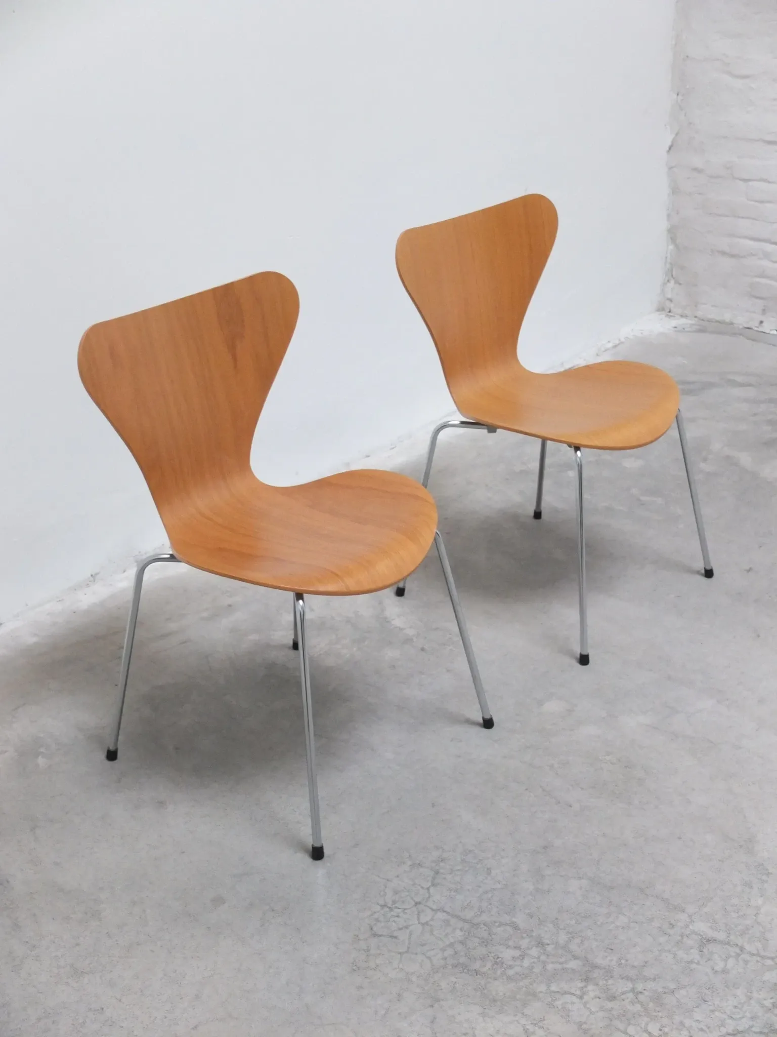 Pair of 'Series 7' chairs in oak by Arne Jacobsen for Fritz Hansen, 1955