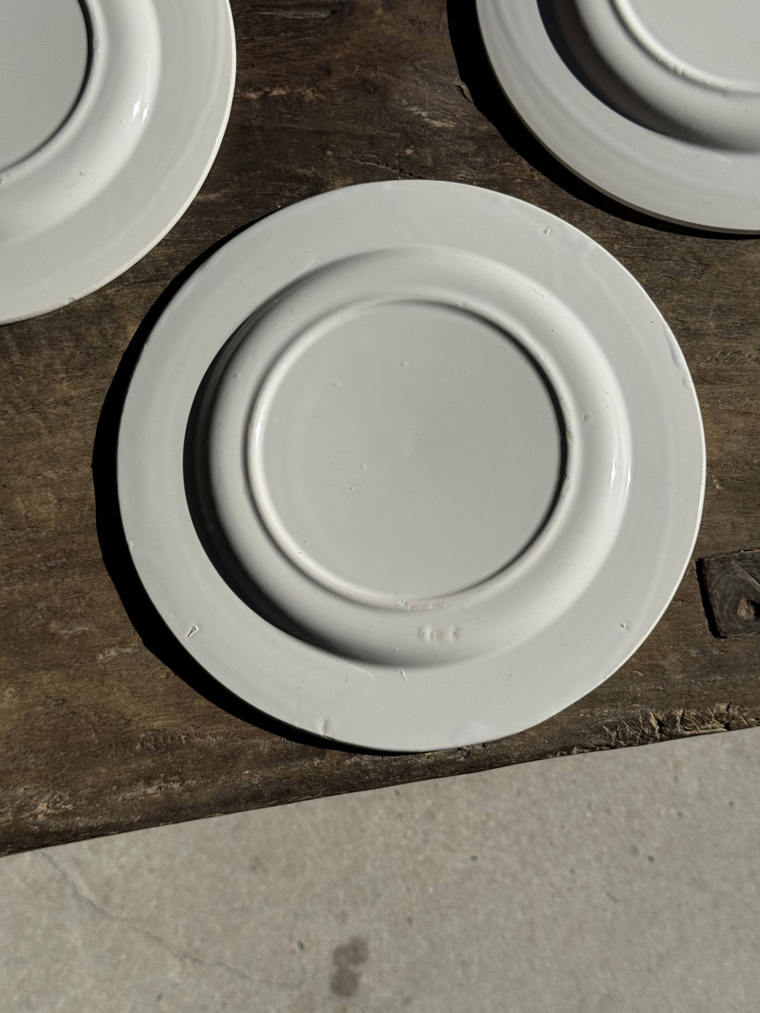 Set of 3 large classic white plates D24.5