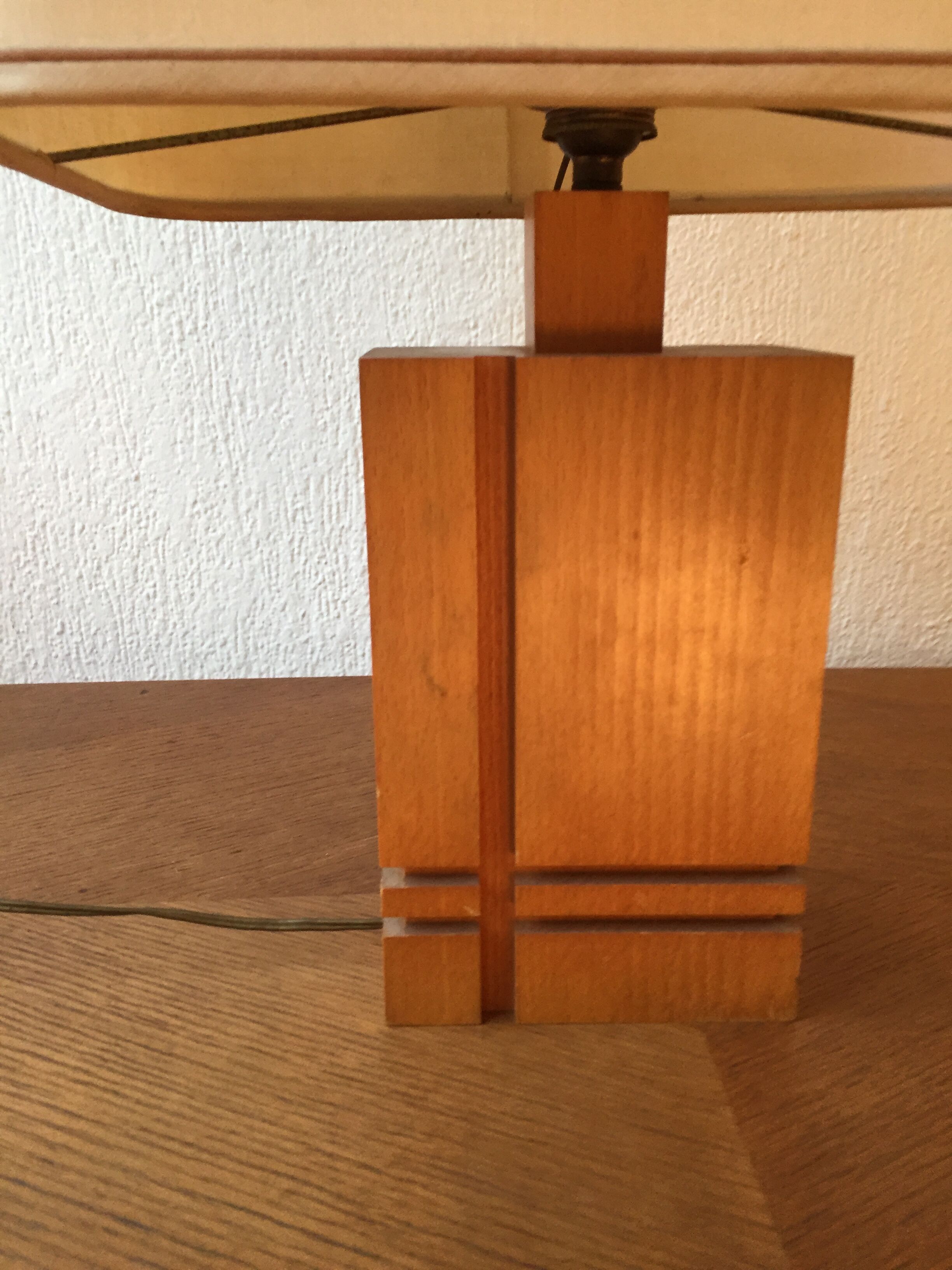 Lampe en bois gravé