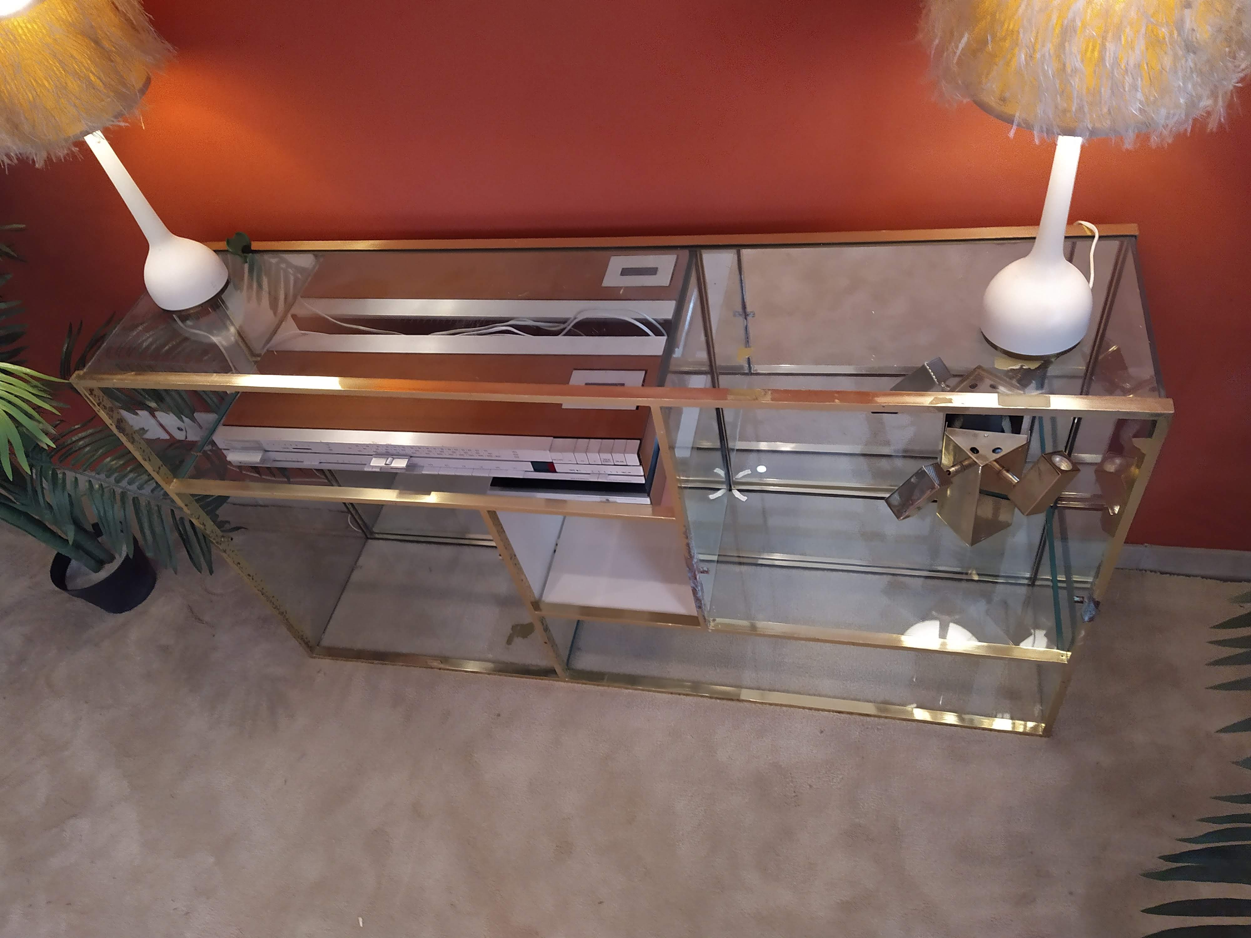 Showcase shelf, brass bar and mirror 70