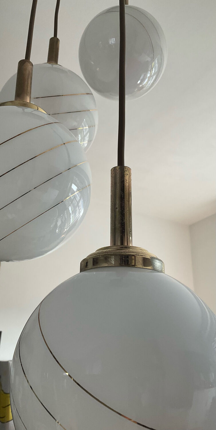 Lustre cascade de globes opaline des années 70