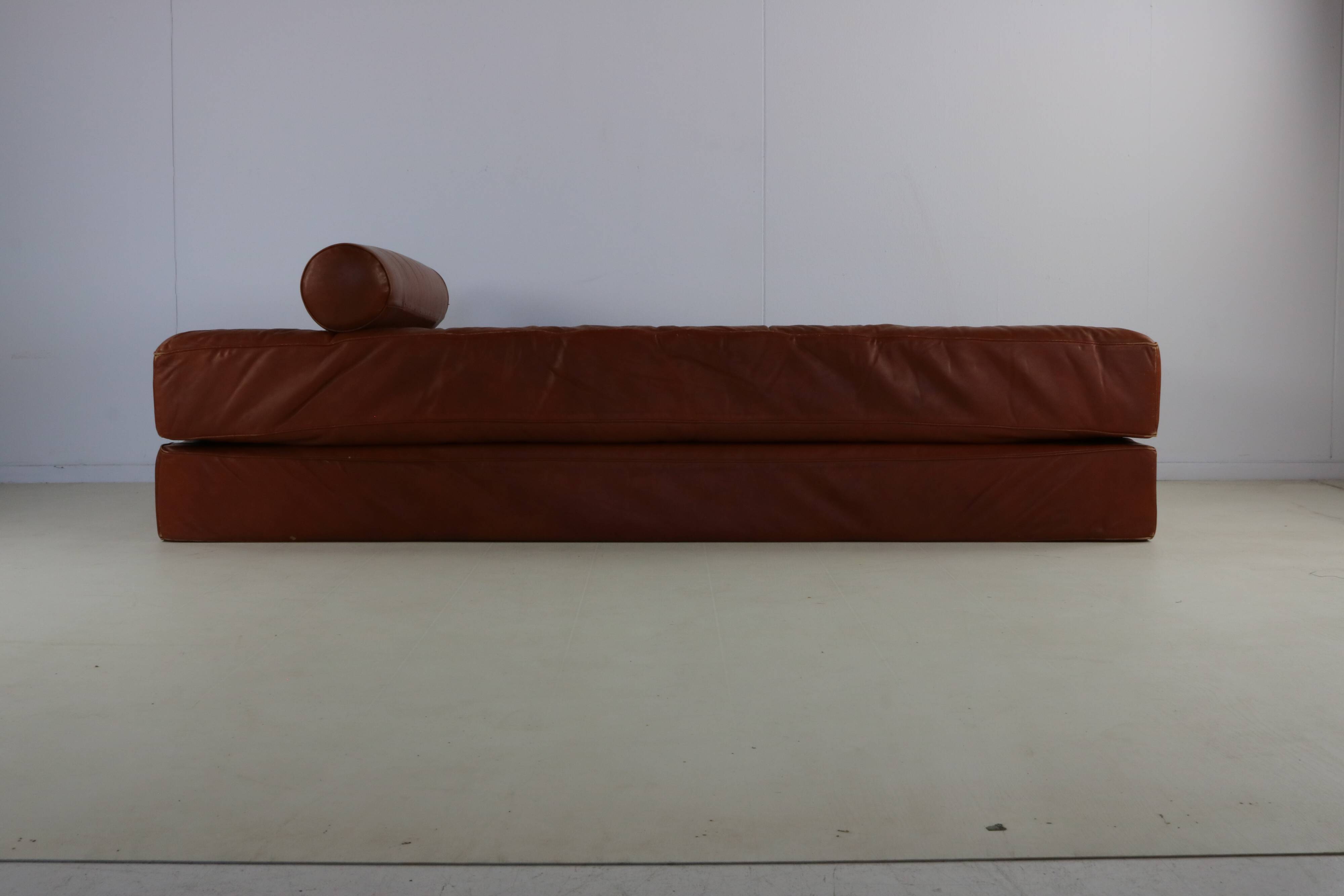 Scarce dutch design all leather daybed by Martin Visser for Spectrum Hollan