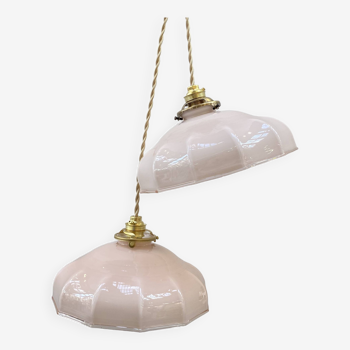 Paire de suspensions en opaline rose pale