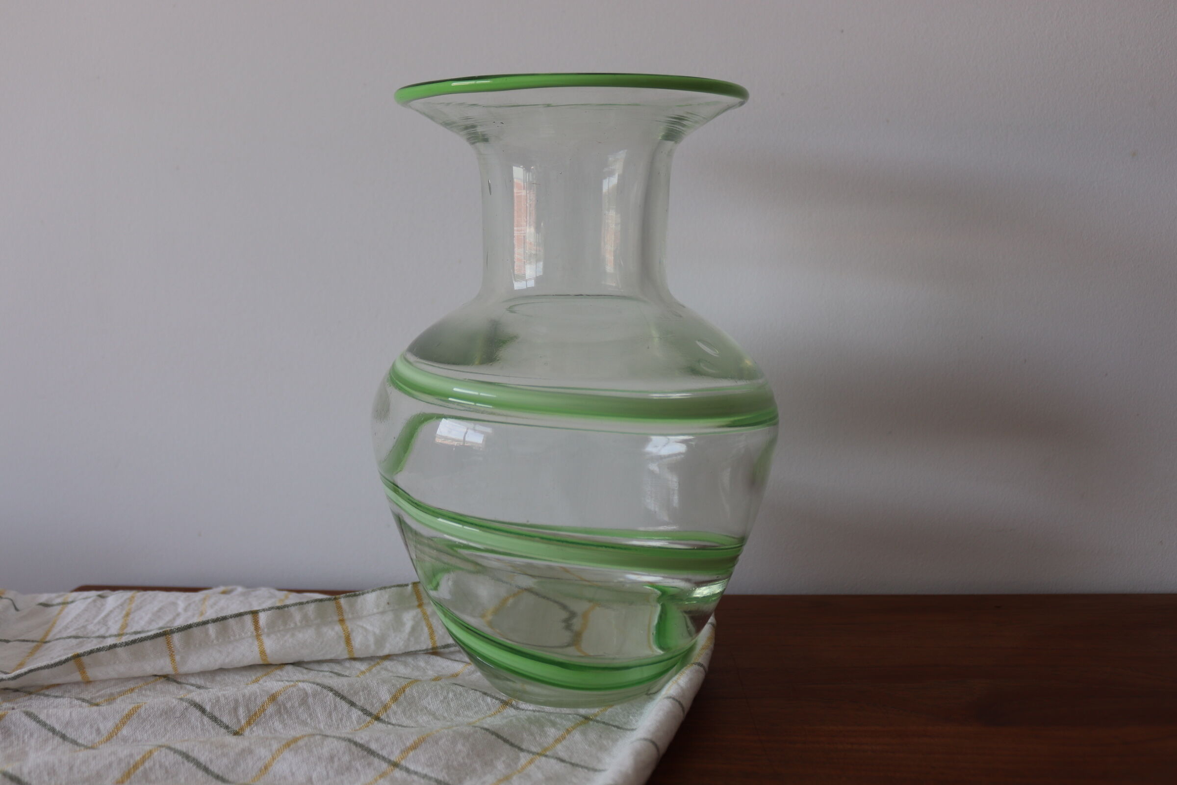 Vase en verre soufflé à motif vert