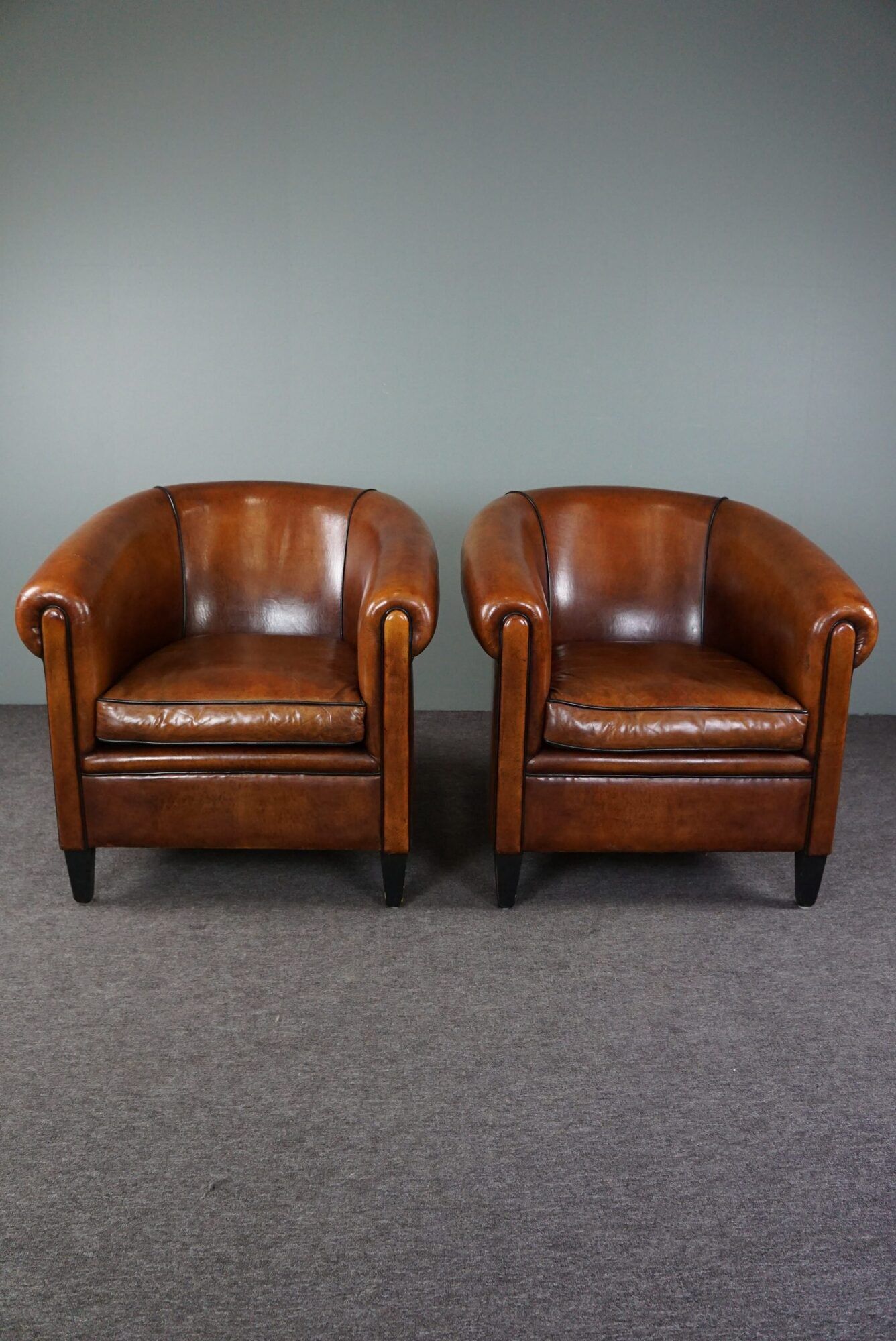 Set of 2 club chairs in black piping sheep leather