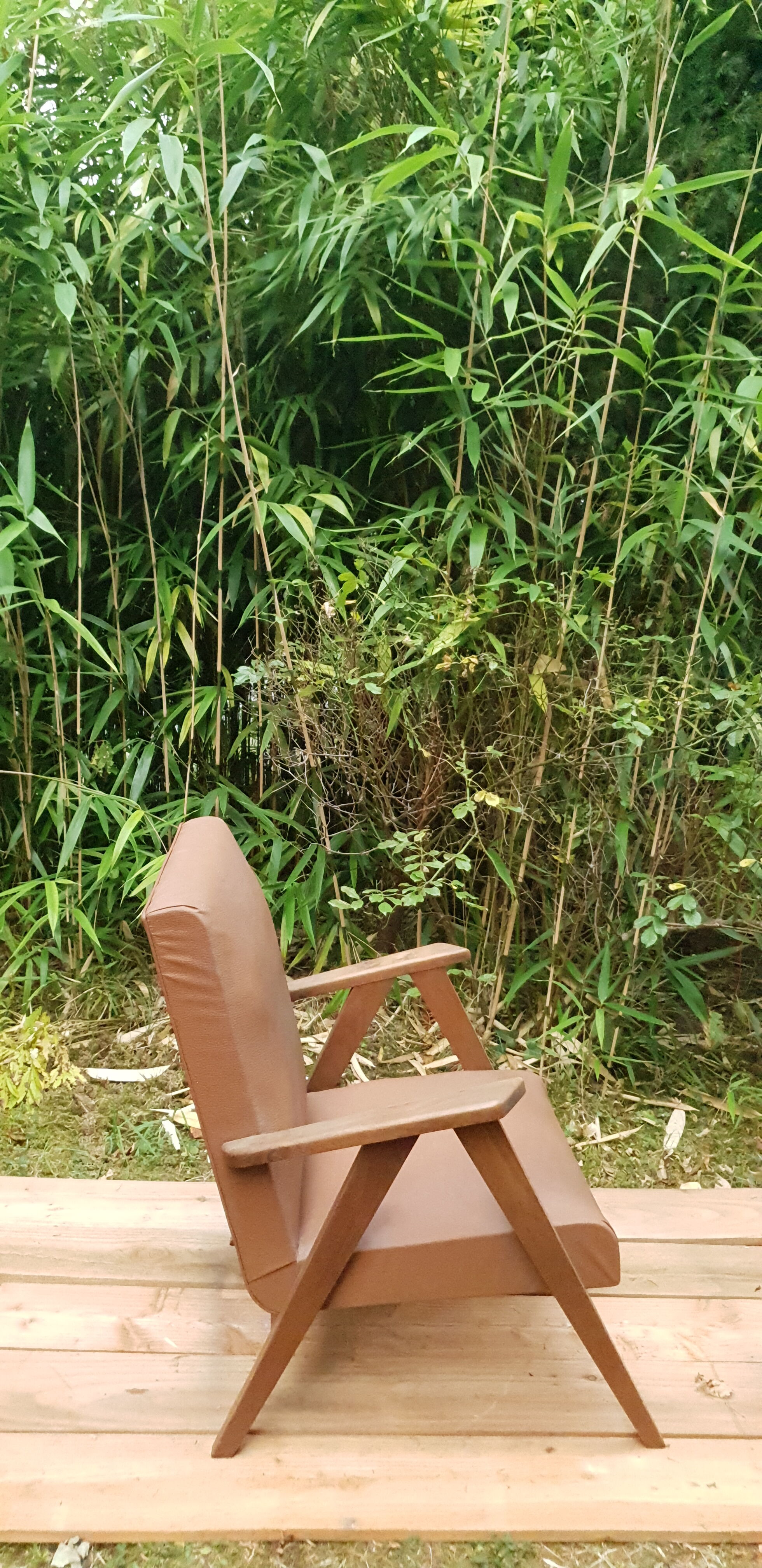 Compas foot armchair