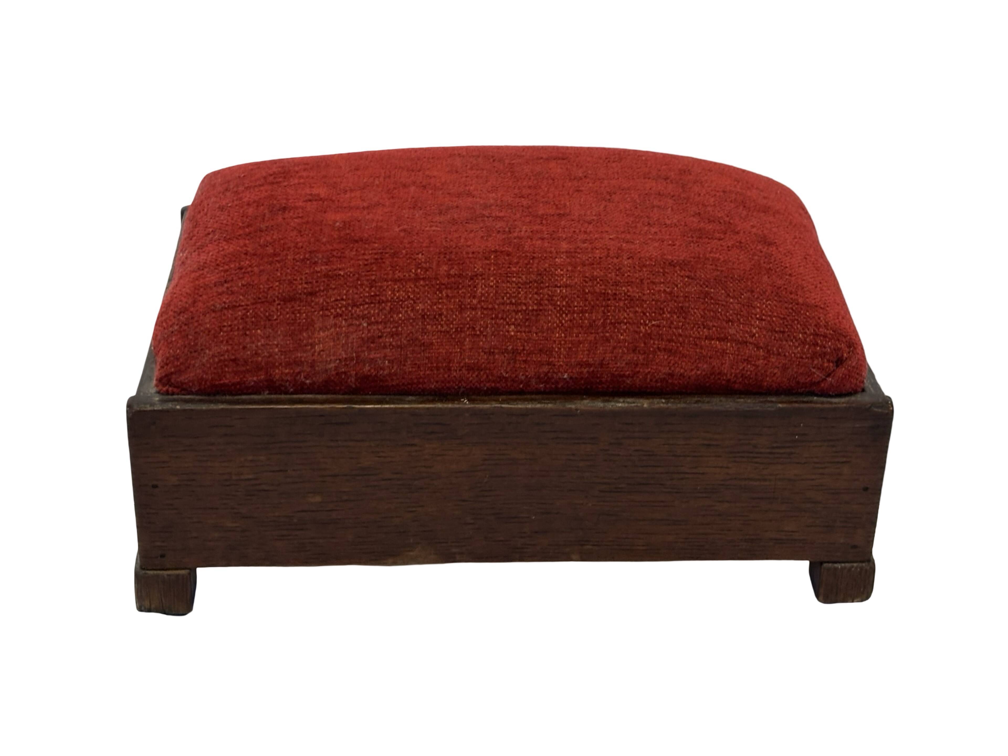 Pouf Art Déco design des années 30, tabouret minimaliste modèle bas.