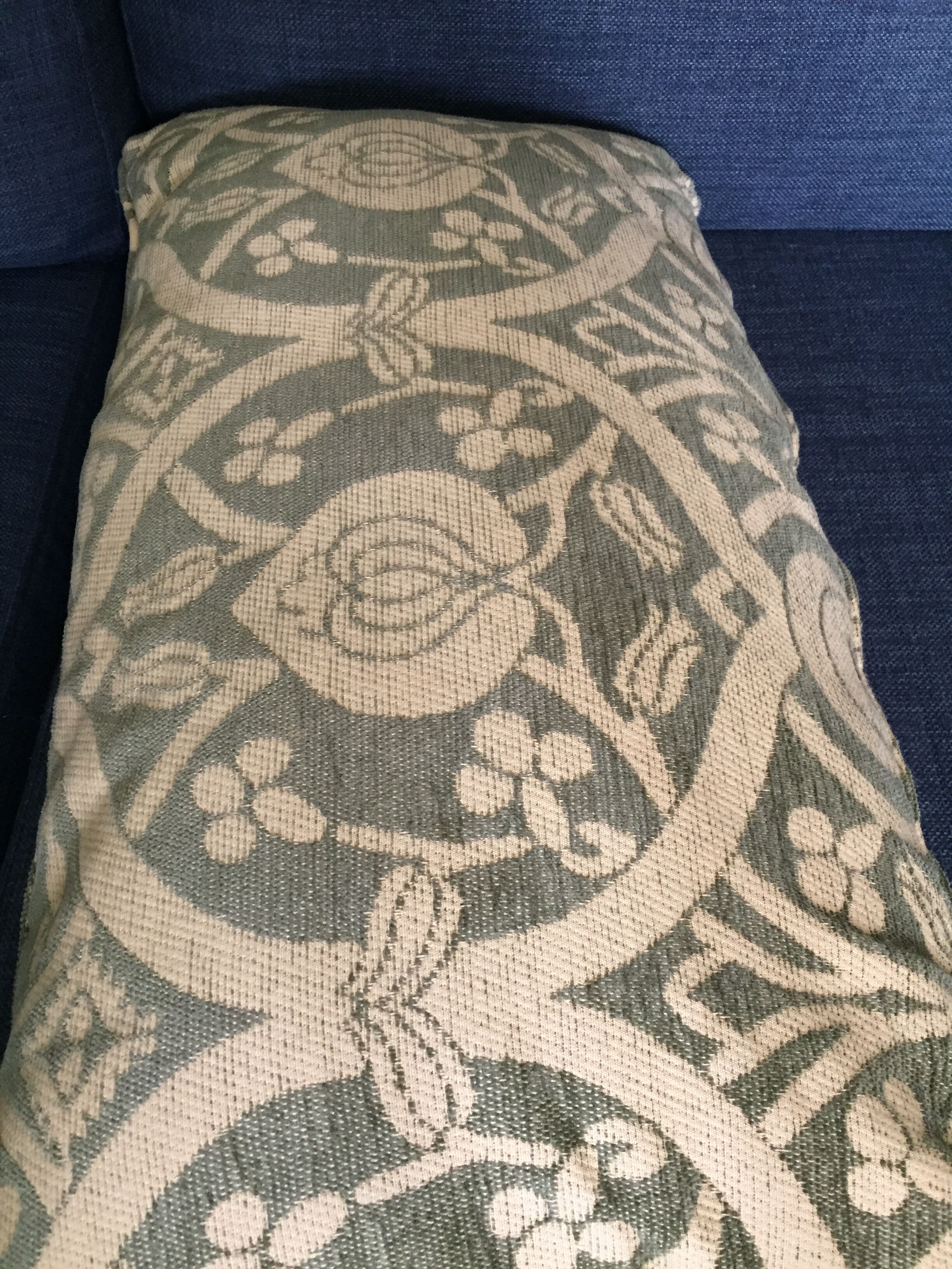 Decorative pillow case in velvet with ottoman turkish 16th century motifs