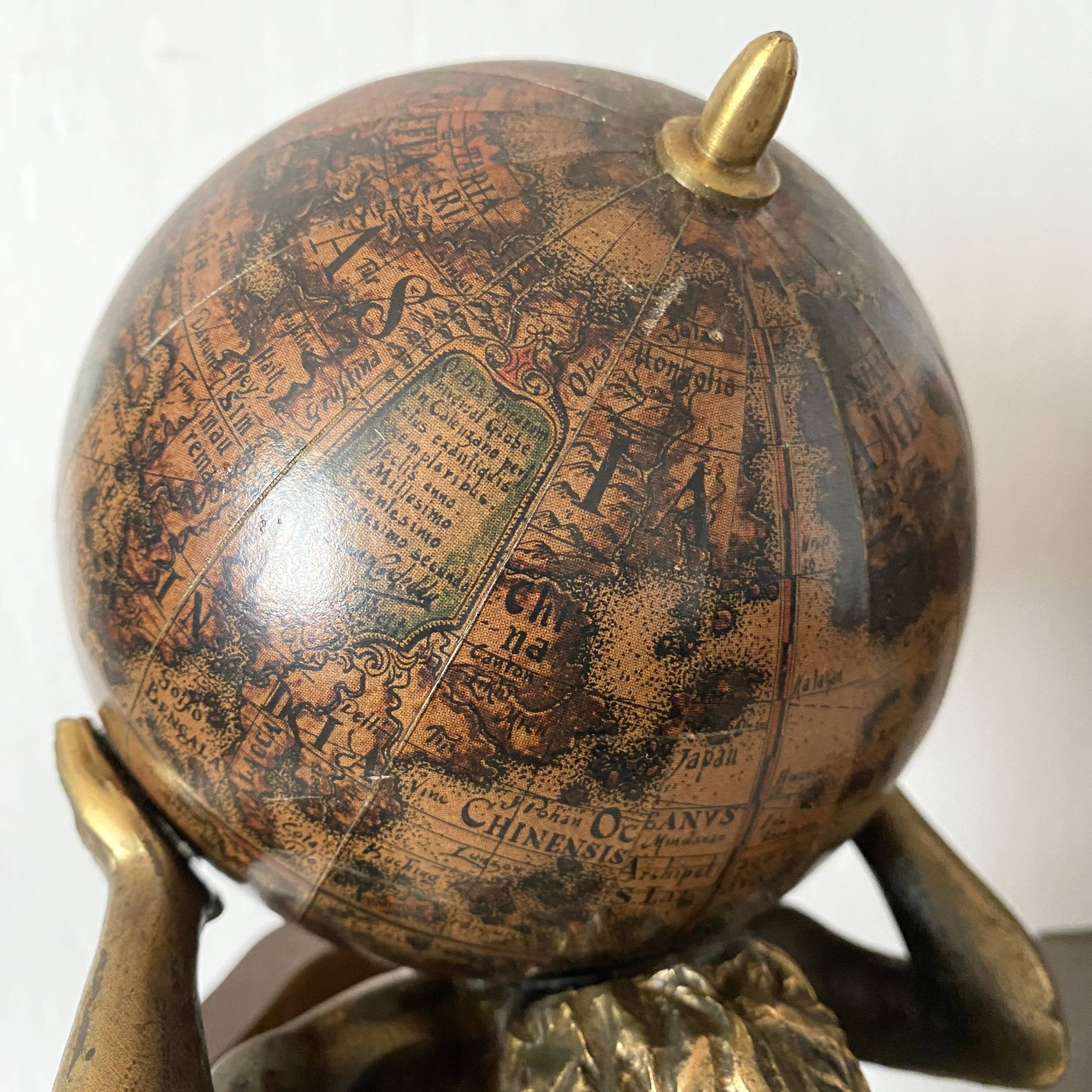 Serre-livres Atlas , globes style mappemonde ancienne