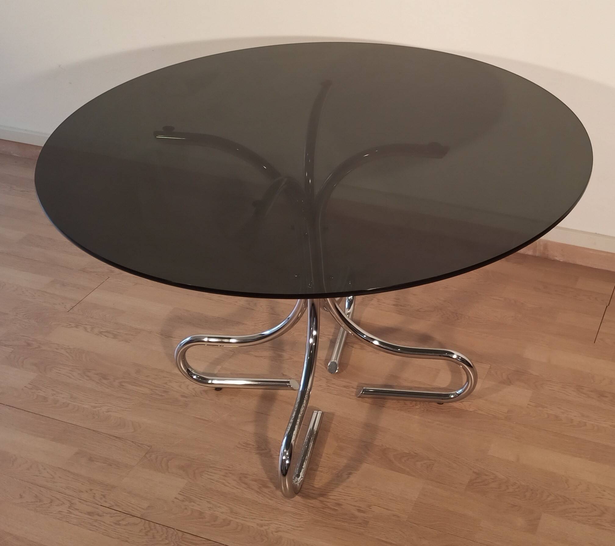 Table basse italienne du milieu du siècle en chrome et acier avec plateau rond en verre fumé, années 1960