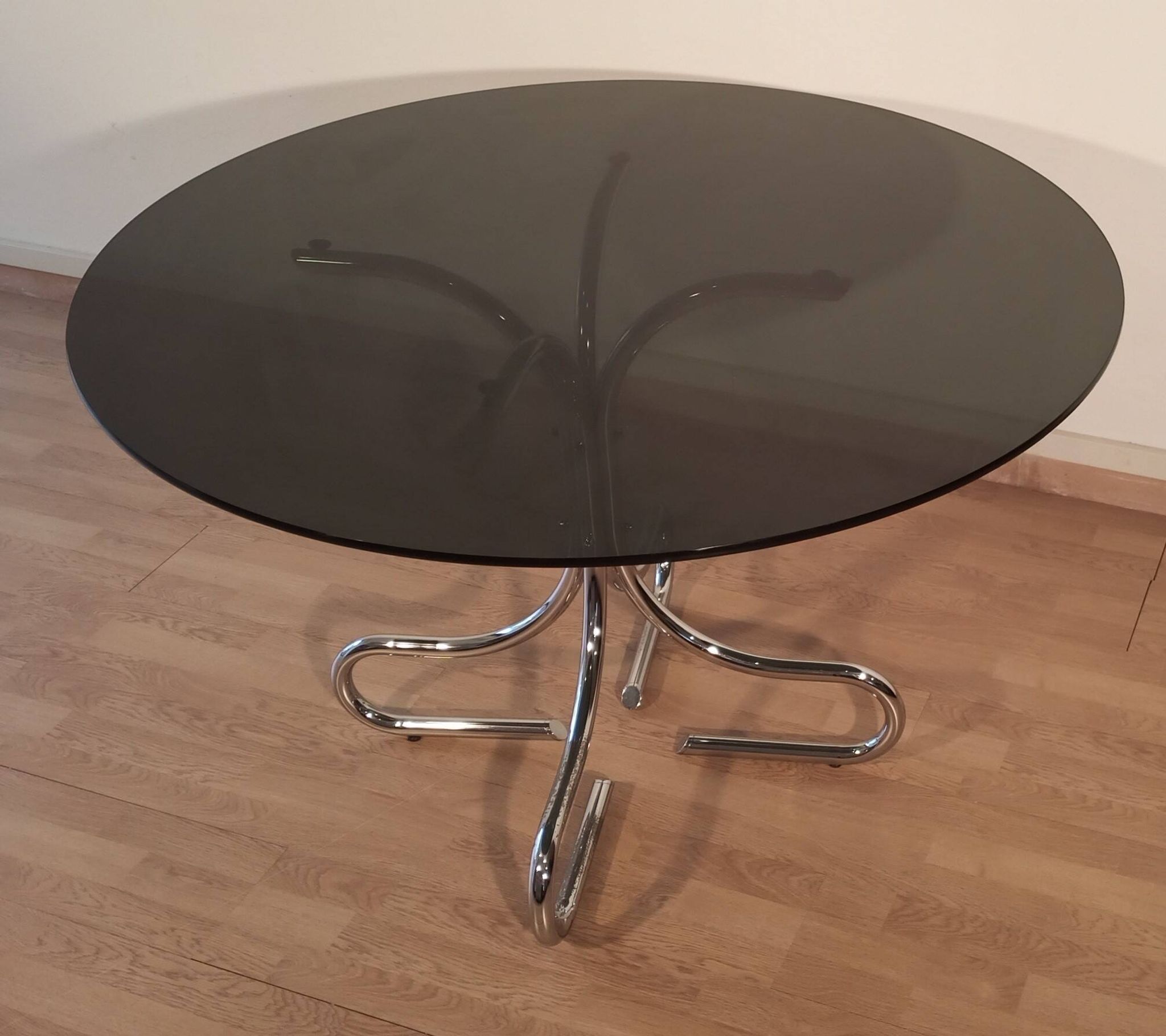 Table basse italienne du milieu du siècle en chrome et acier avec plateau rond en verre fumé, années 1960