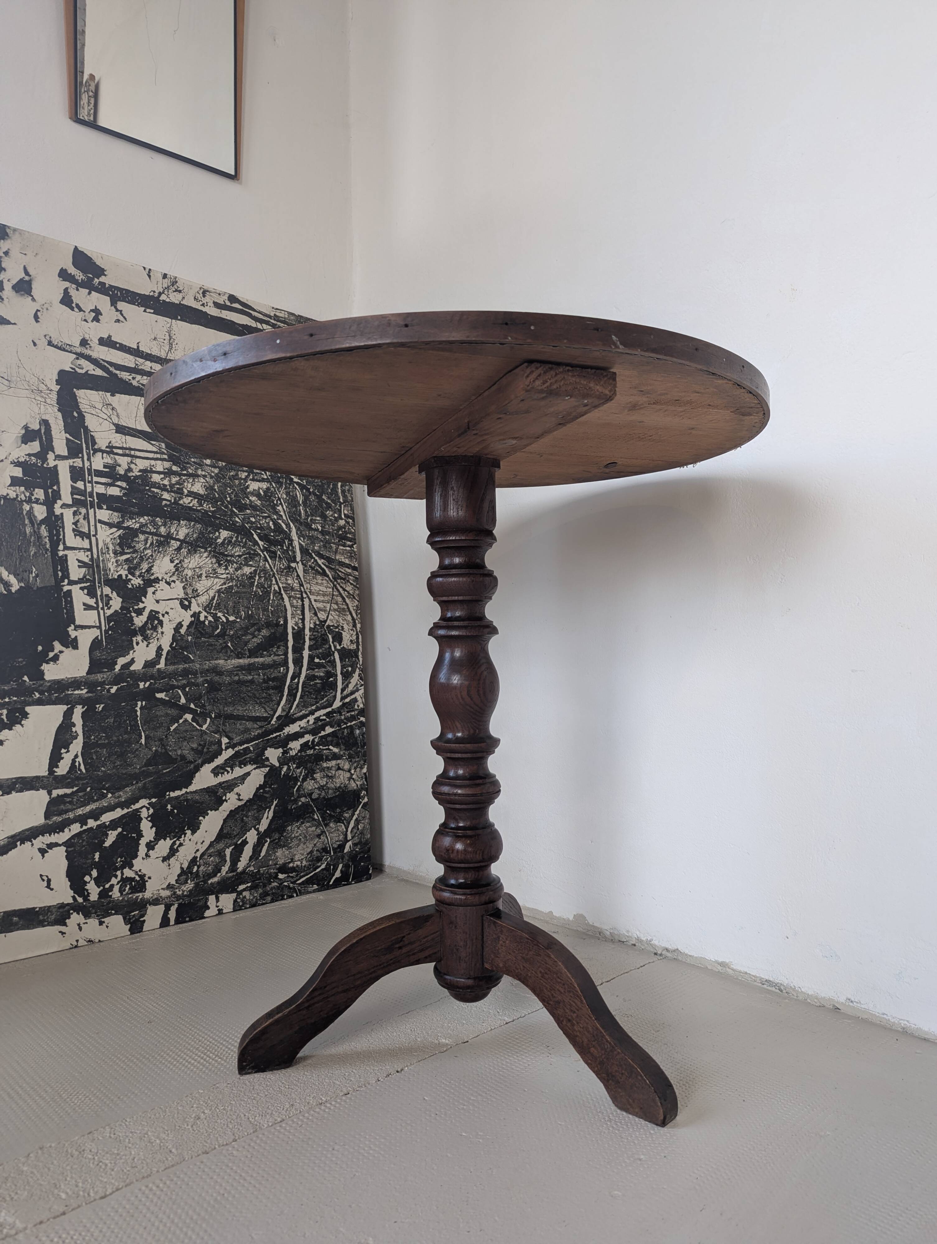 Table d'appoint ronde, pied en chêne tourné