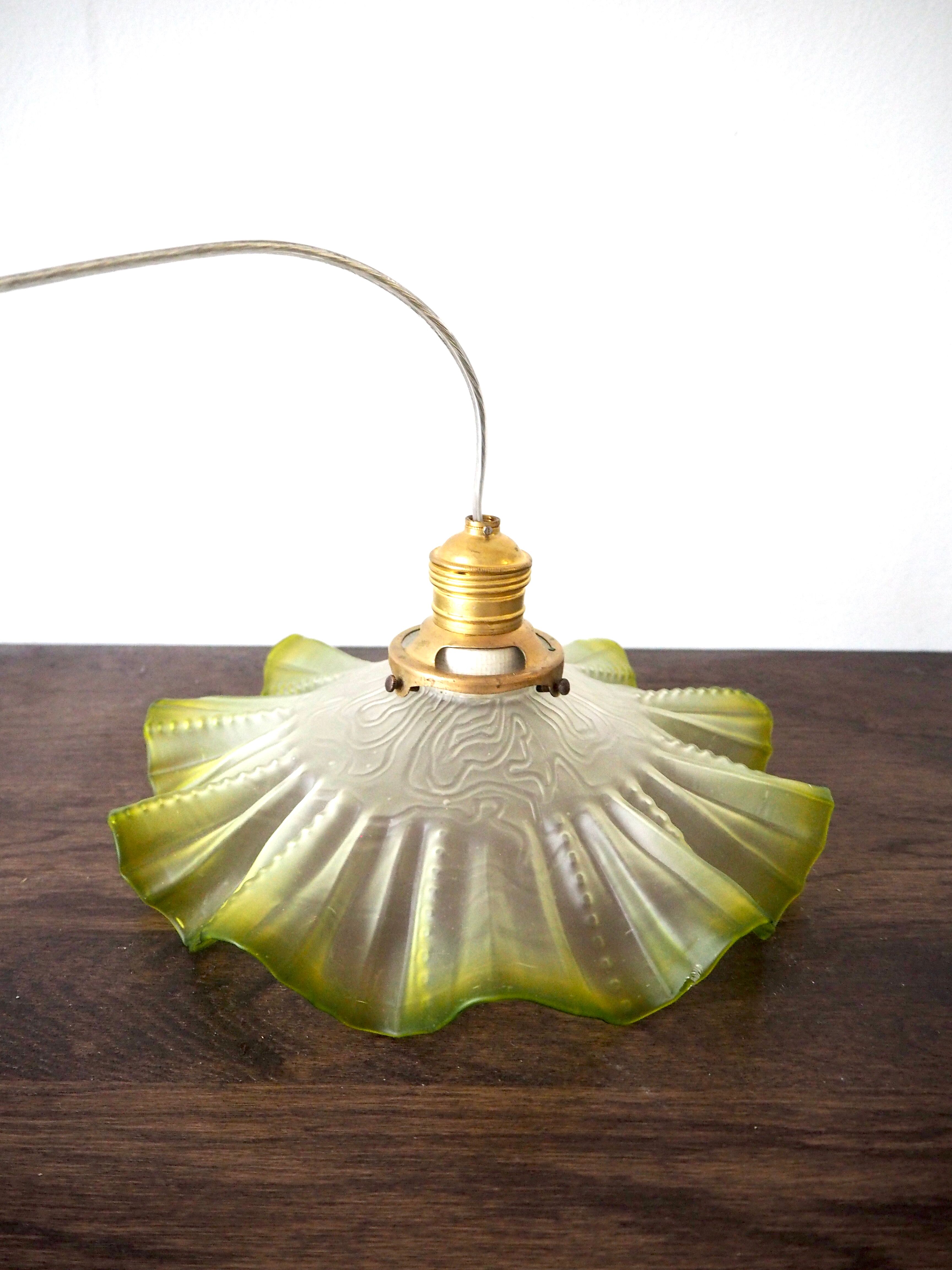 Green glass flower suspension