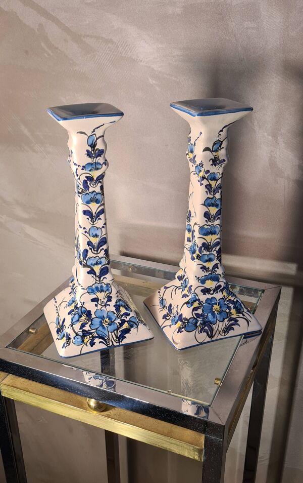 Bougeoirs en céramique style art deco, fleurs bleues peintes à la main. signé