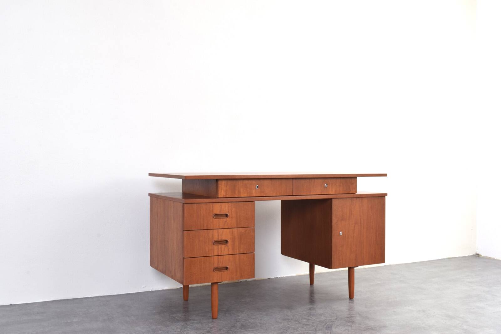 Bureau en teck des années 1960.
