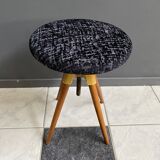 Piano stool adjustable in height