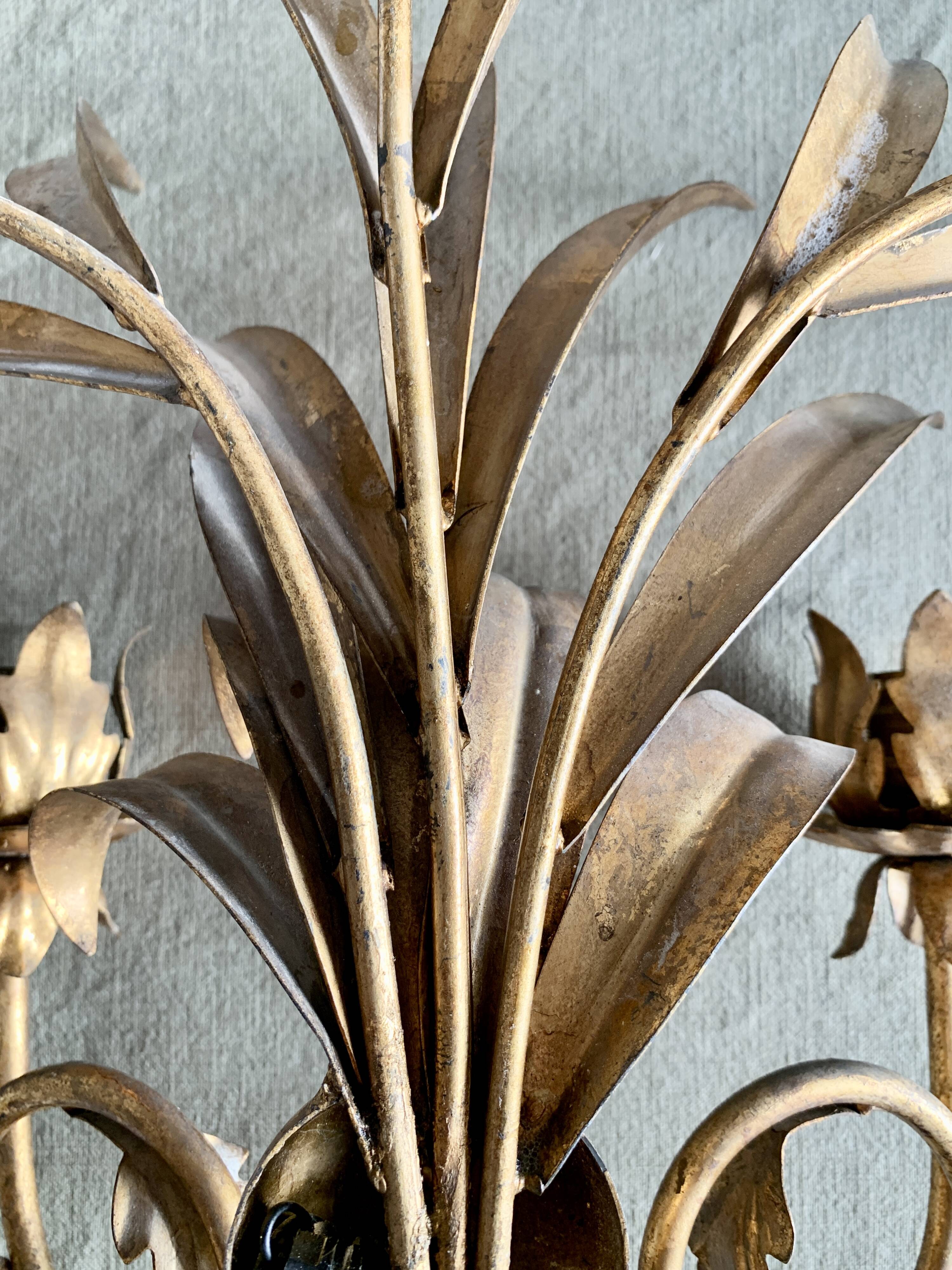 Wall lamp in gilded brass with a daisy design.
