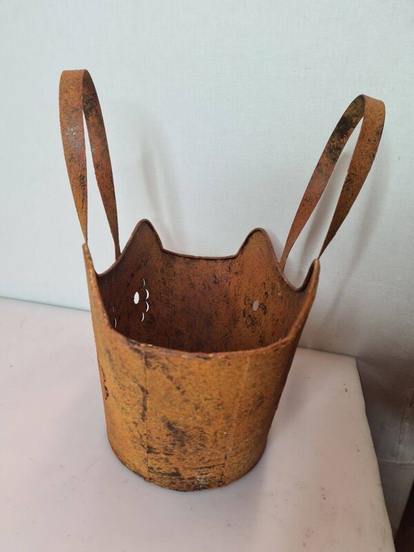Jardinière en forme de panier en fer patiné
