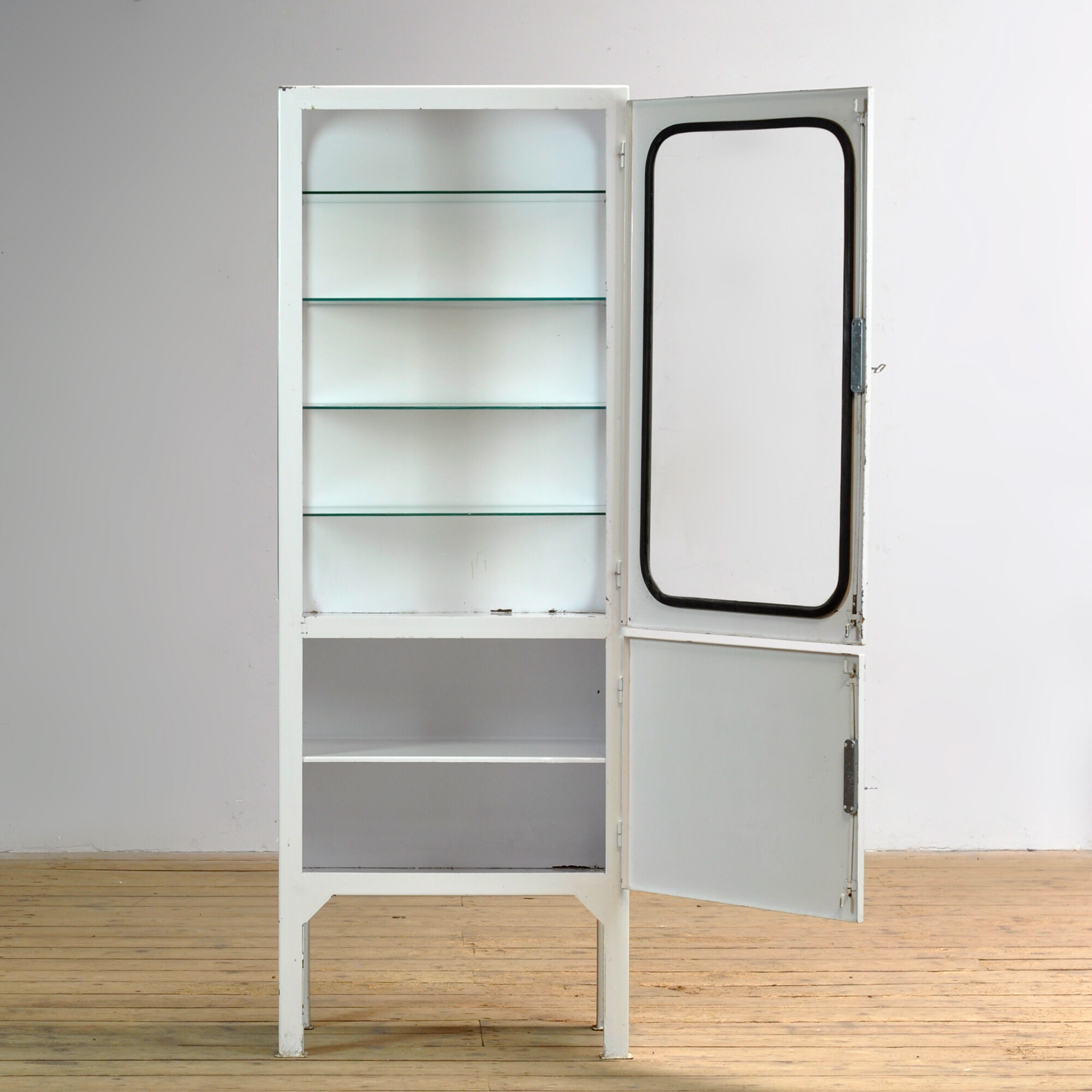 Vintage medicine cabinet, 1970s