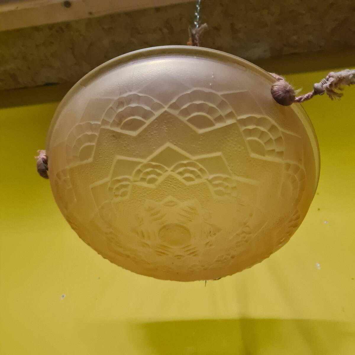 French Art Deco Rosé Glass Bowl Lamp signed by Sonover, from the 1920/30s.