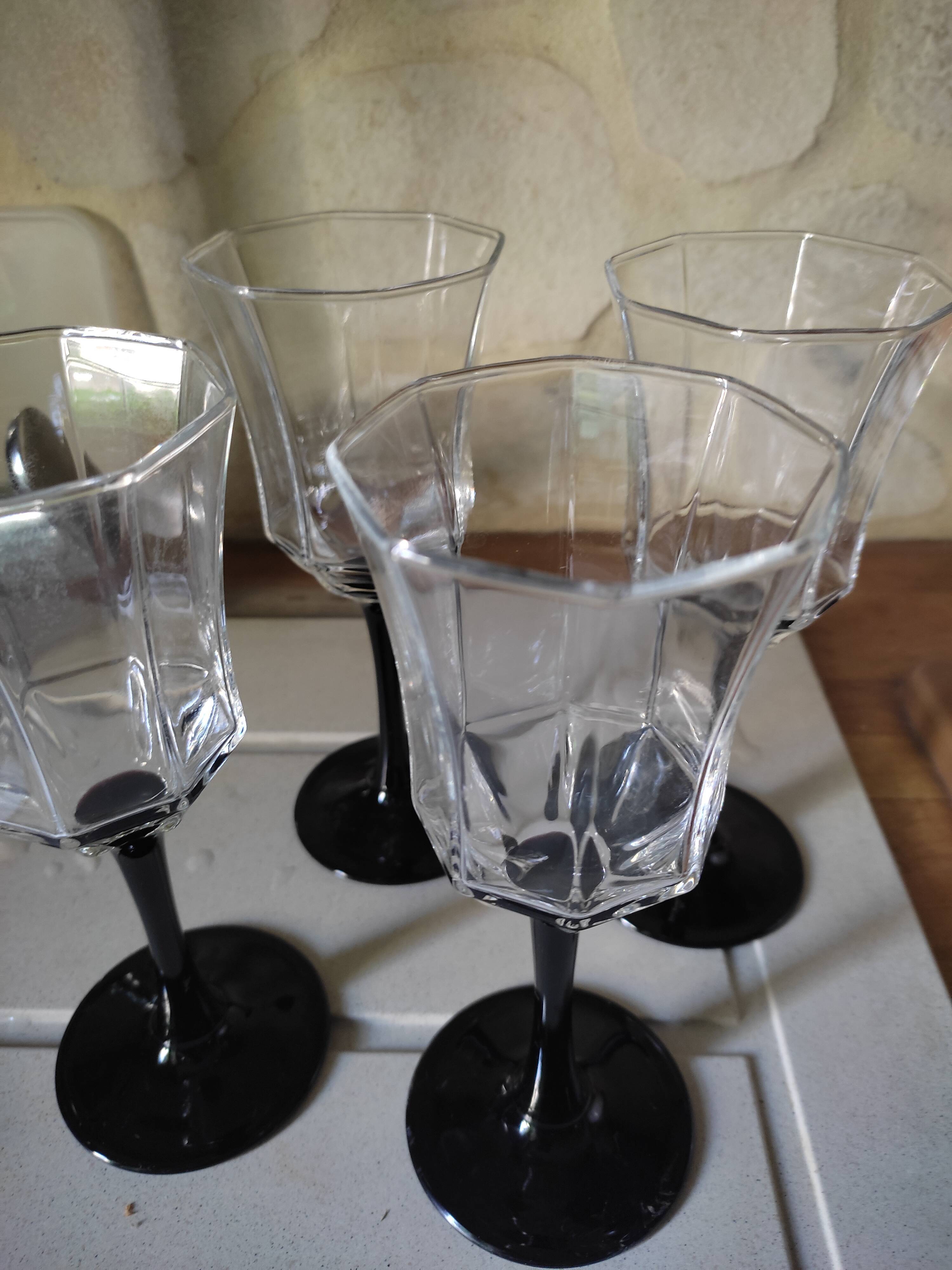 4 black-footed arcoroc glasses