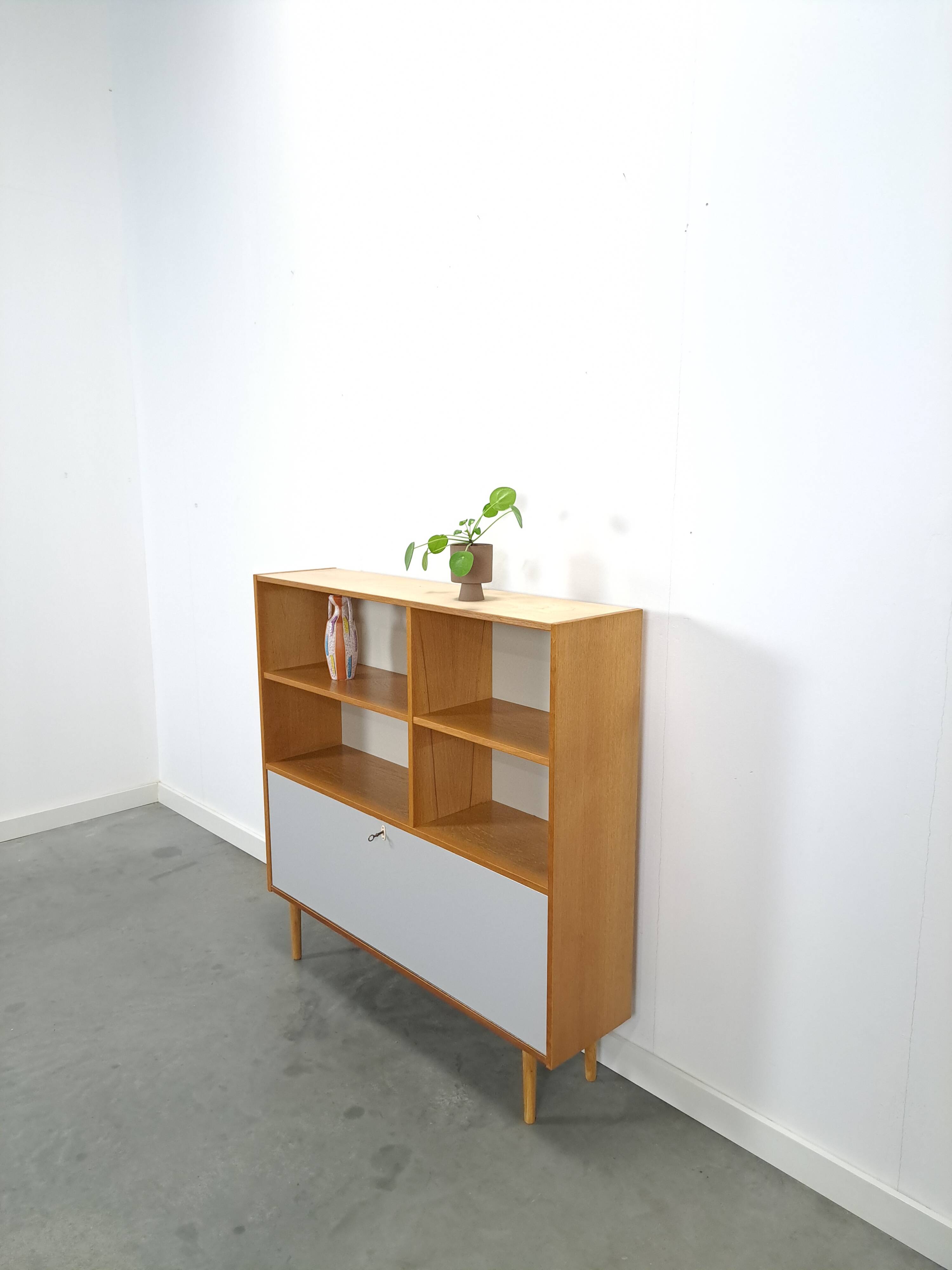 Deens Domino Mobler kast met klepdeur