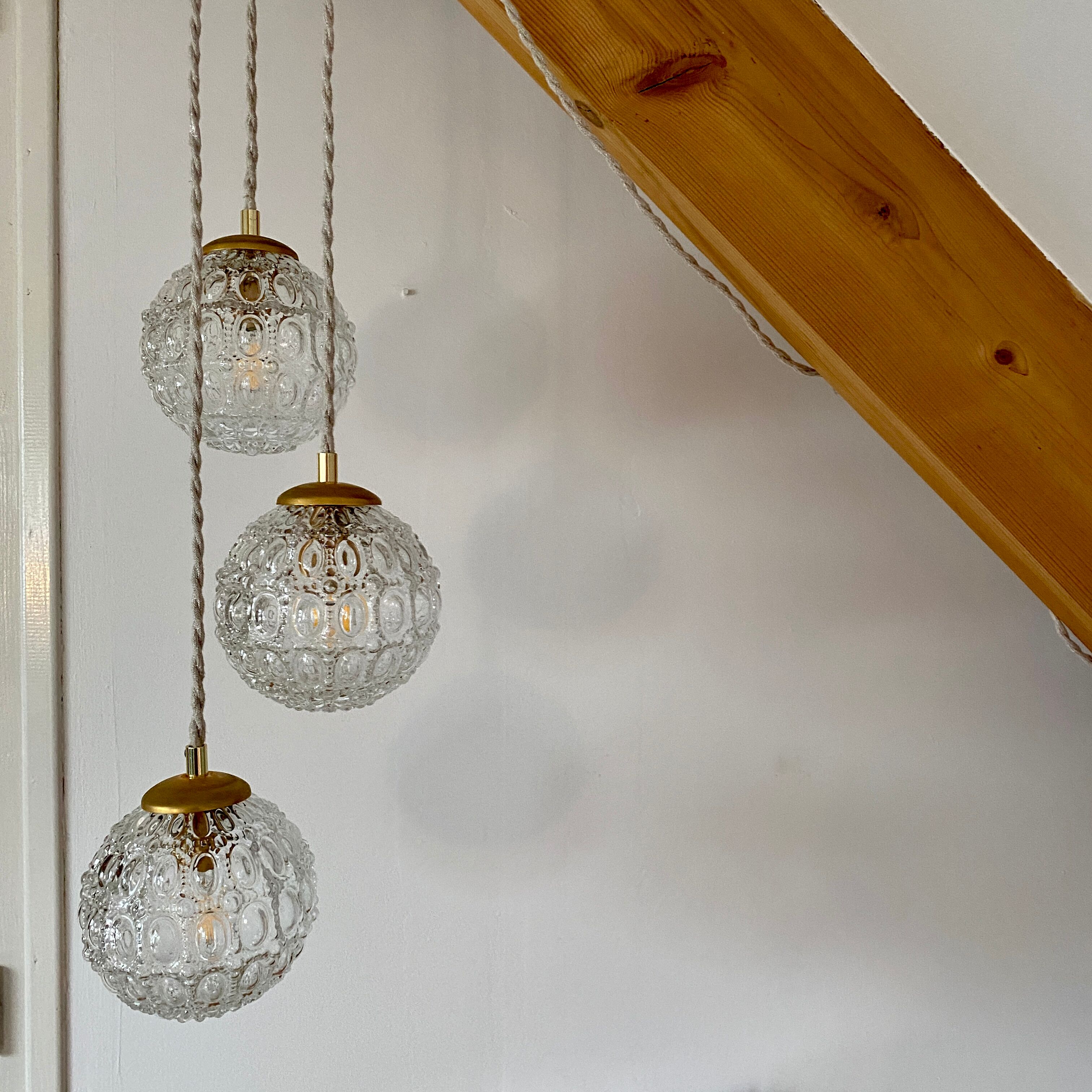 Suspension cascade three lights vintage globes in molded glass
