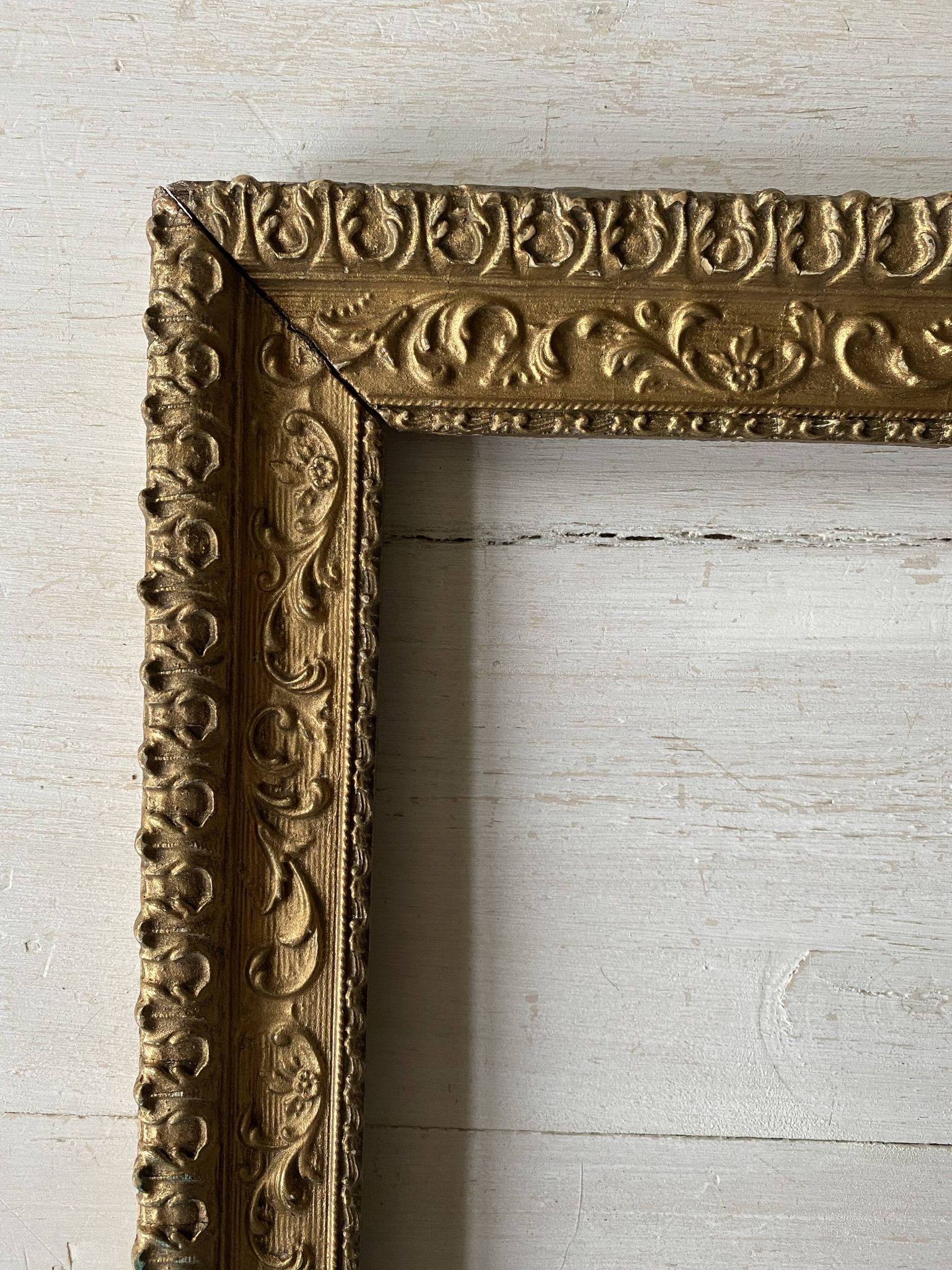 Wooden frame and gilded and carved stucco of the nineteenth century