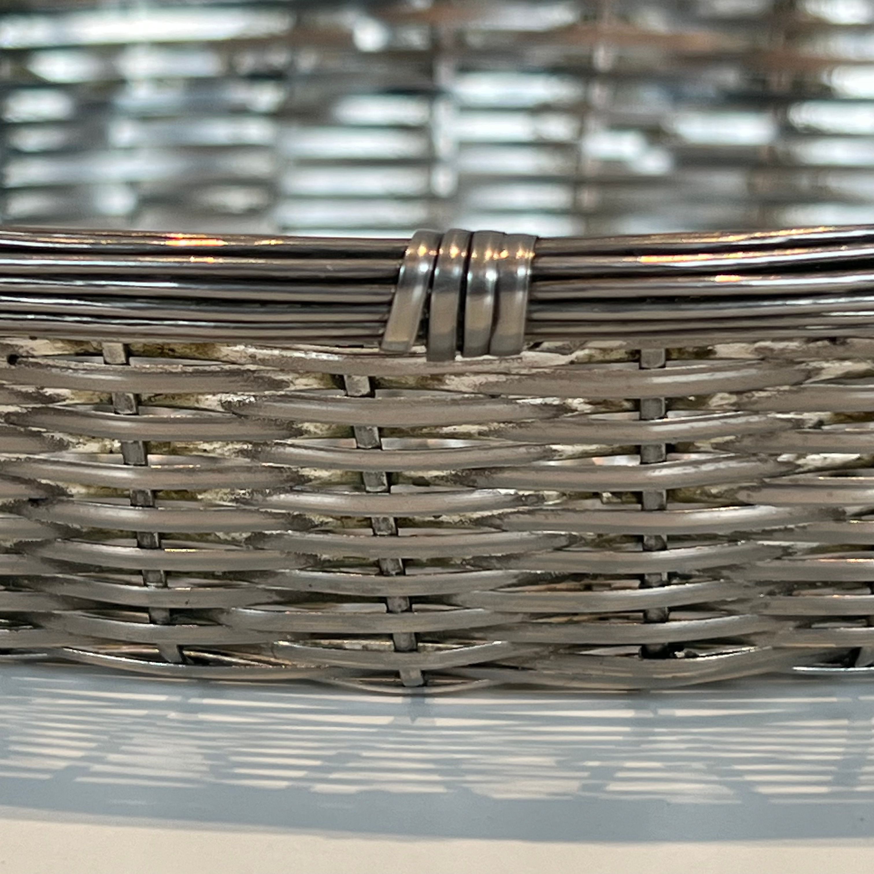 Bowl / pocket tray made of silver-plated wire