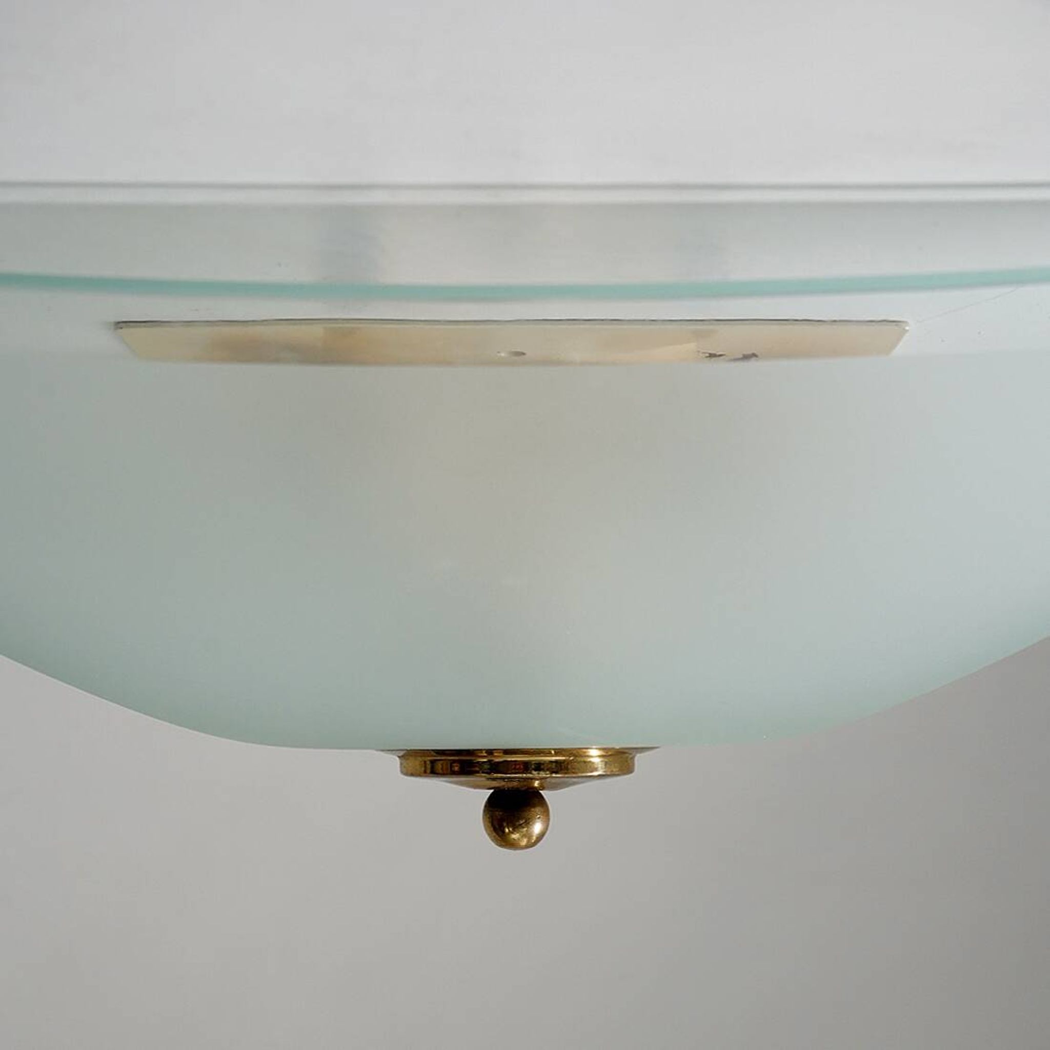 Lampe de plafond en verre satiné et laiton, années 1970