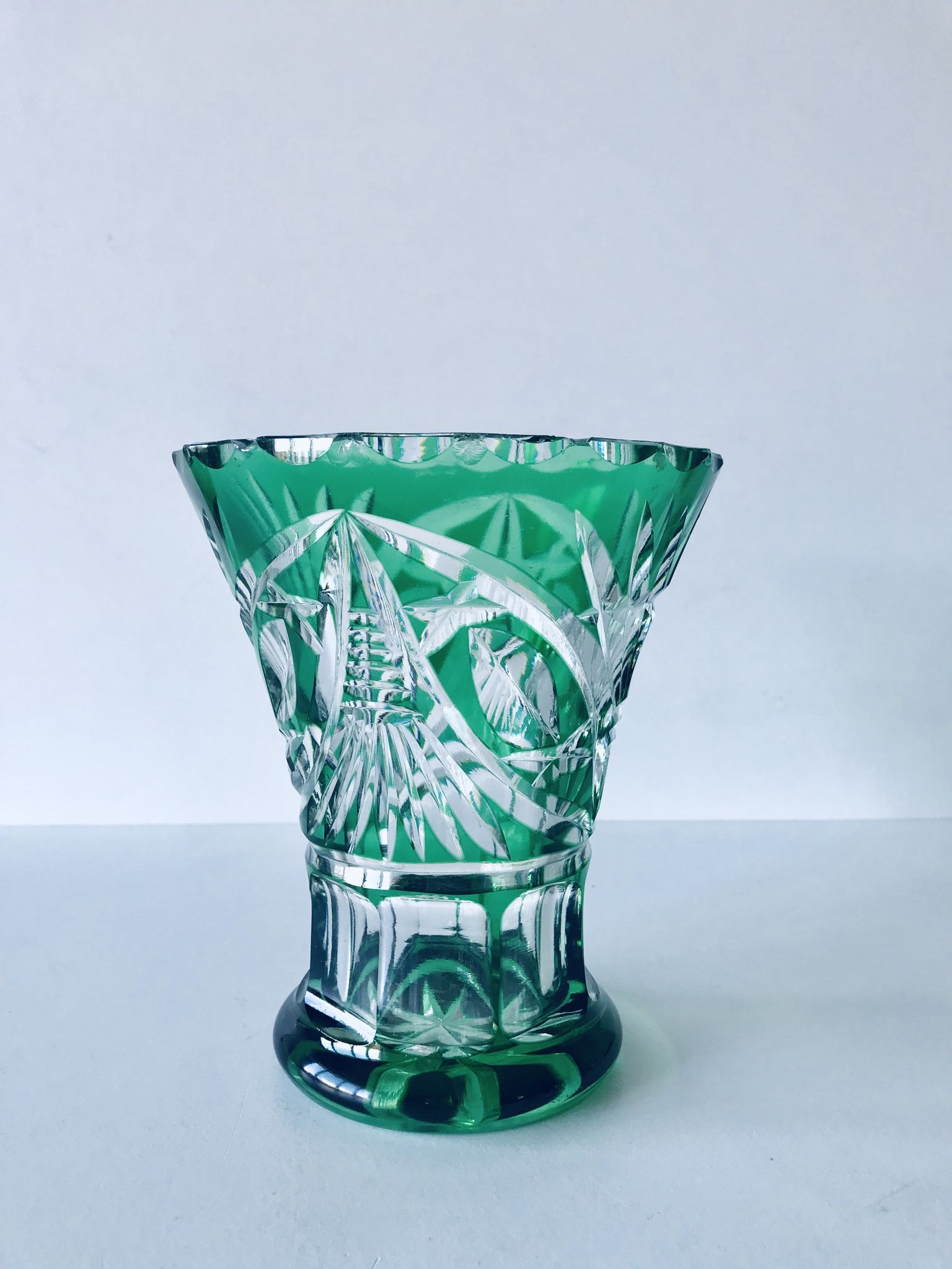 Vase Art Déco en cristal taillé vert