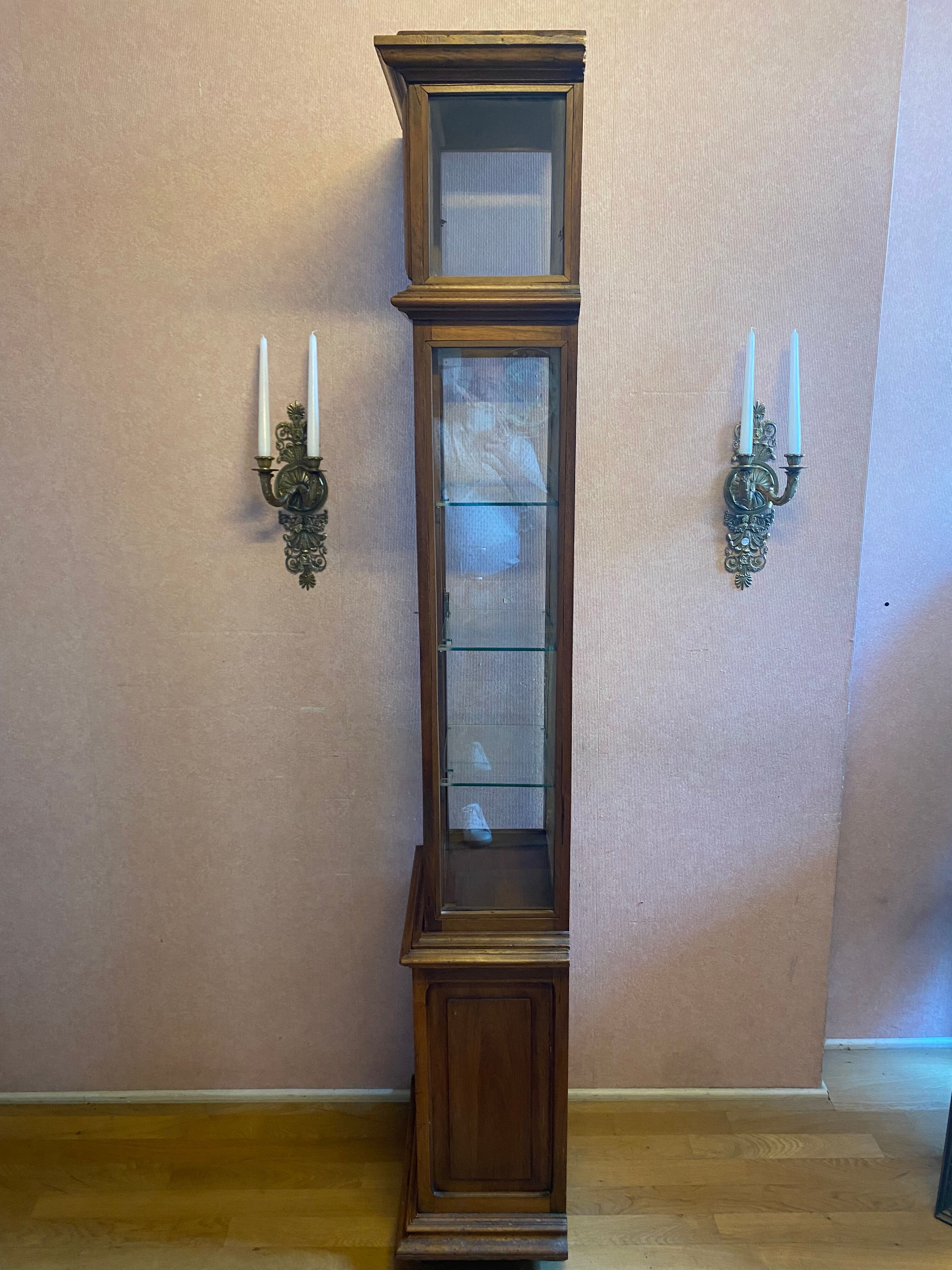 Walnut showcase, grooved uprights, 4 glass shelves