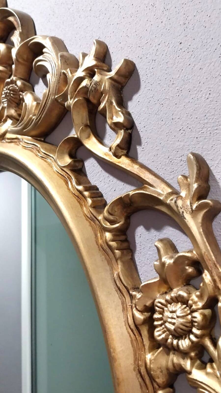Miroir ovale baroque antique en or 58x84 cm avec cadre orné
