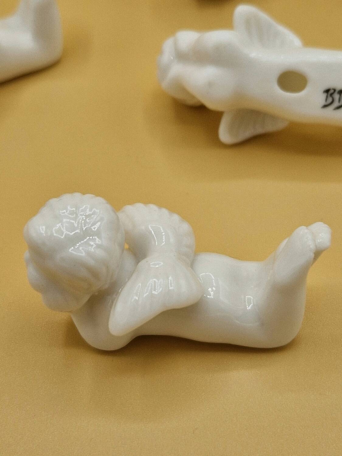 12 porte-couteaux vintage en porcelaine figurant des chérubins