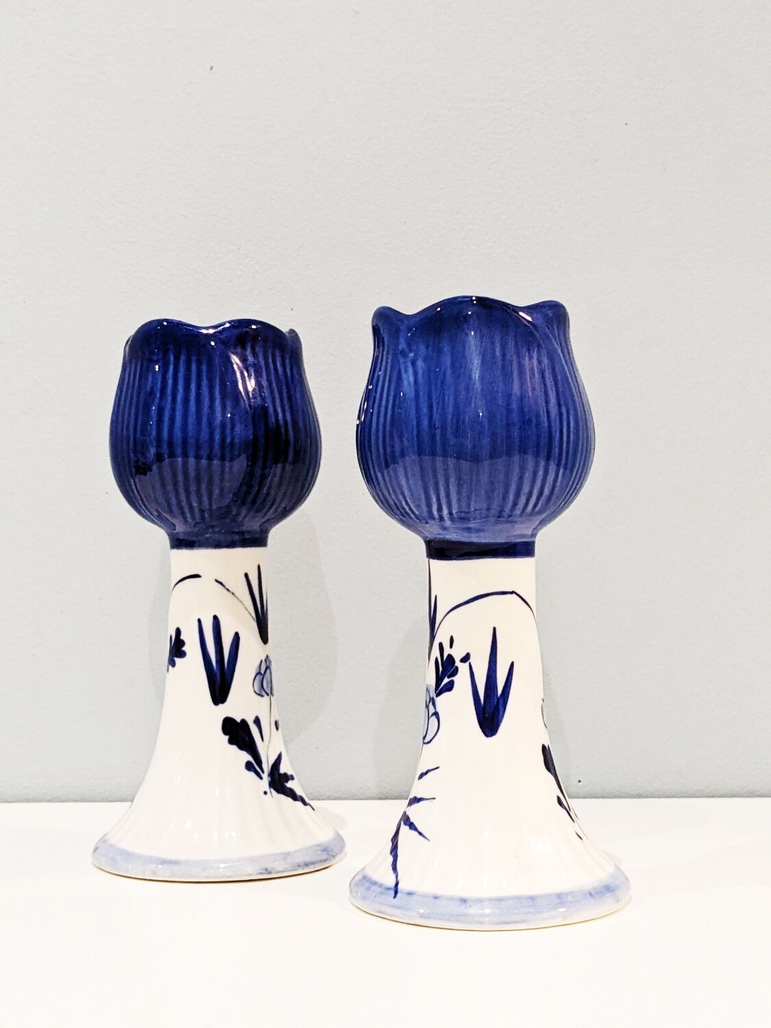 2 vintage '80 candlesticks in the shape of a tulip. Delft. In perfect condition.