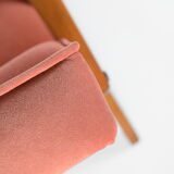 Modèle fauteuil en velours vintage Var années 1960 entièrement restauré, tissu rose, teck