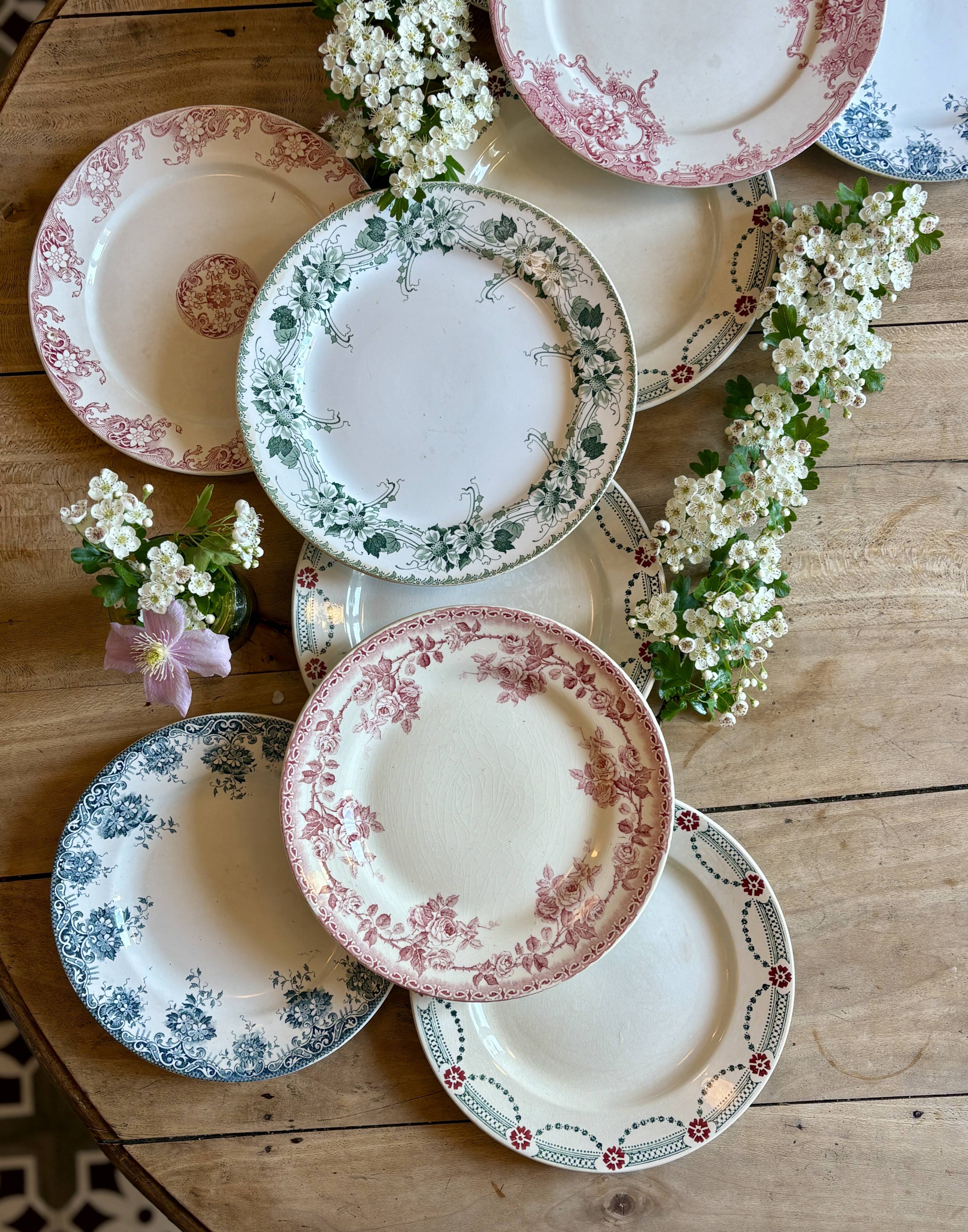 Lot de 10 assiettes plates anciennes en terre de fer dépareillées