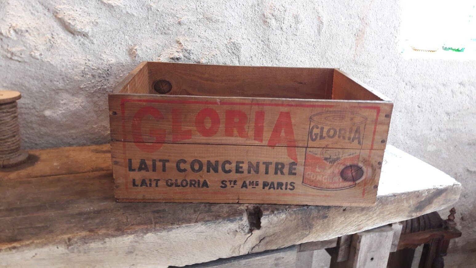 Caisse ancienne en bois Gloria