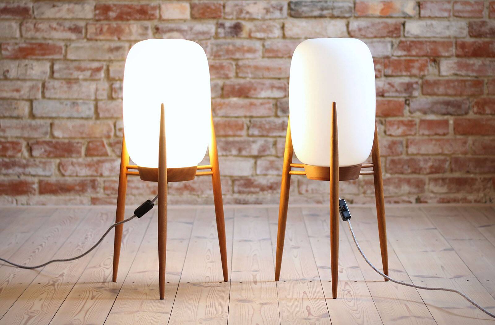Lampadaire Space Age, abat-jour en verre, base tripode en bois, années 1960