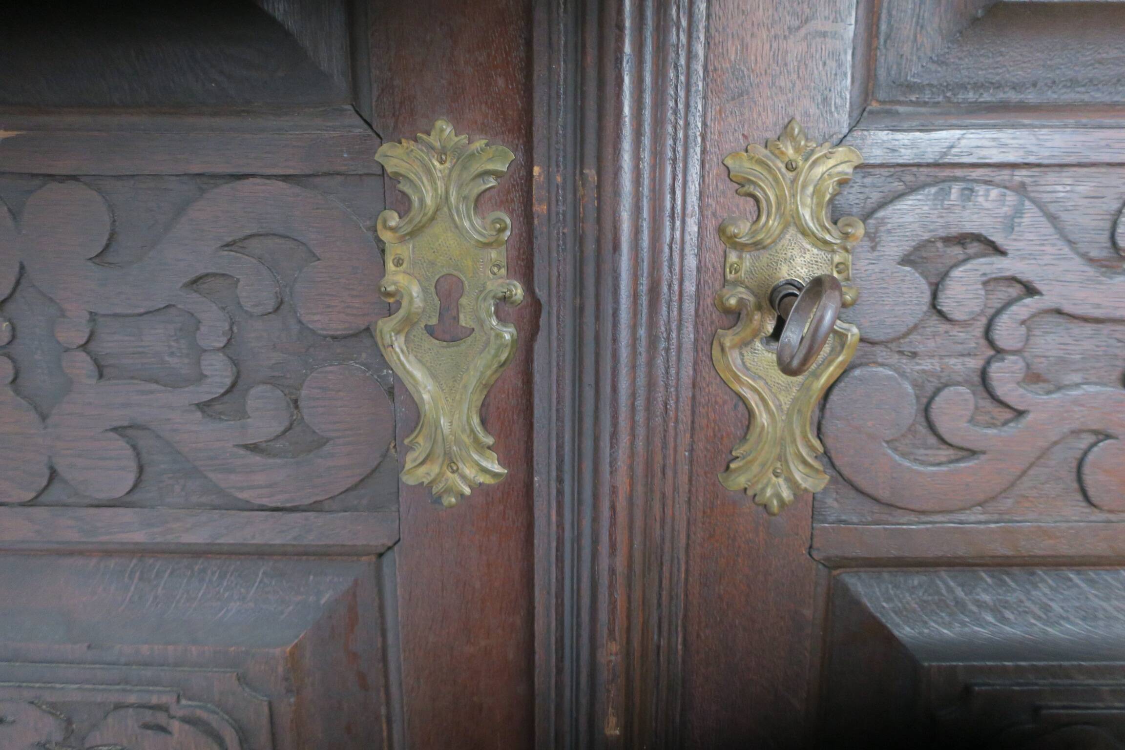 Armoire de ferme en chêne sculpté antique, 1780