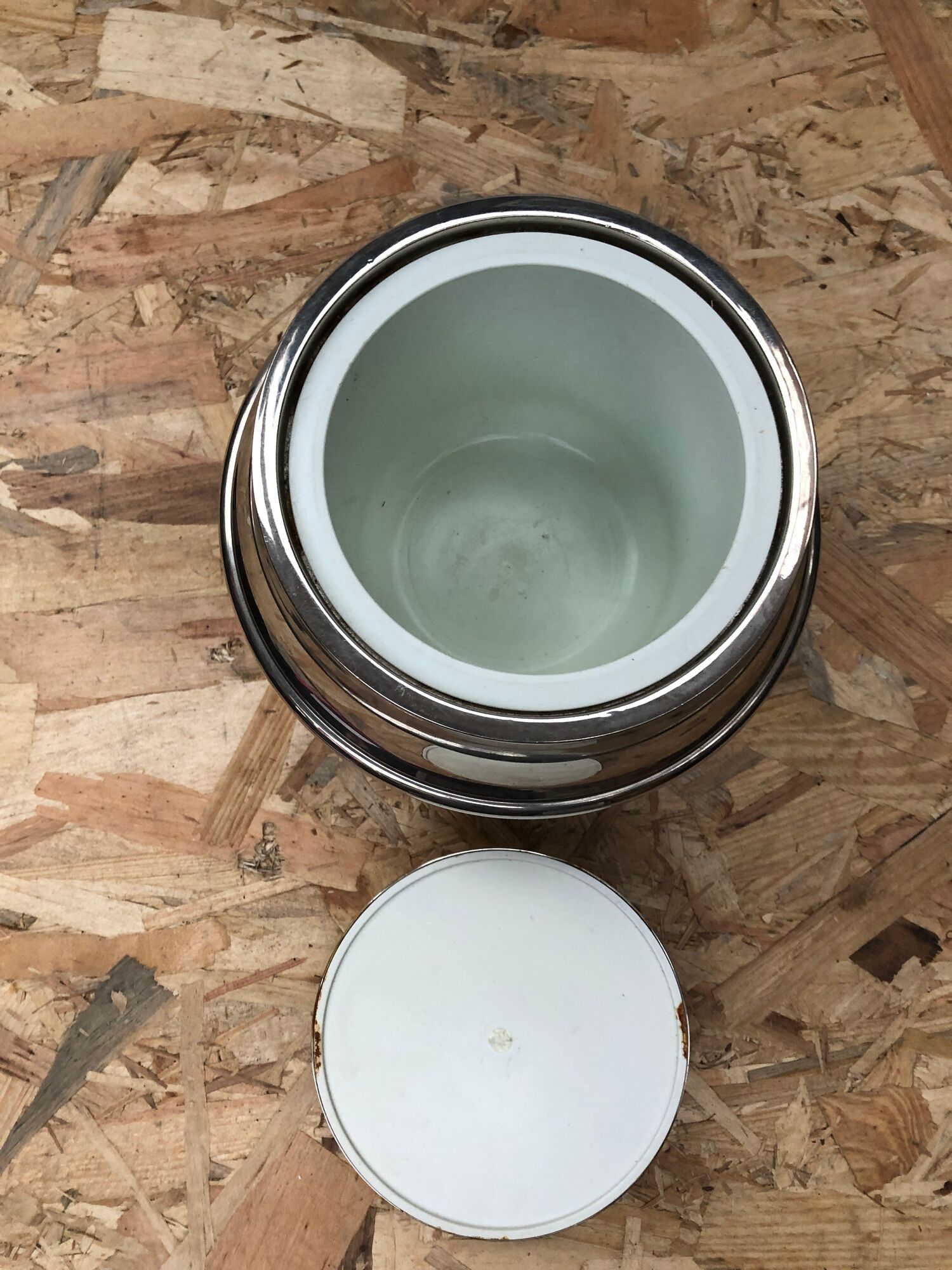 Old bucket with glacons deco maella plastic bordeaux
