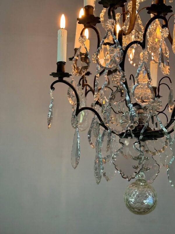 Lustre cage en bronze patine noire garni de pampilles en cristal taillé vers 1900