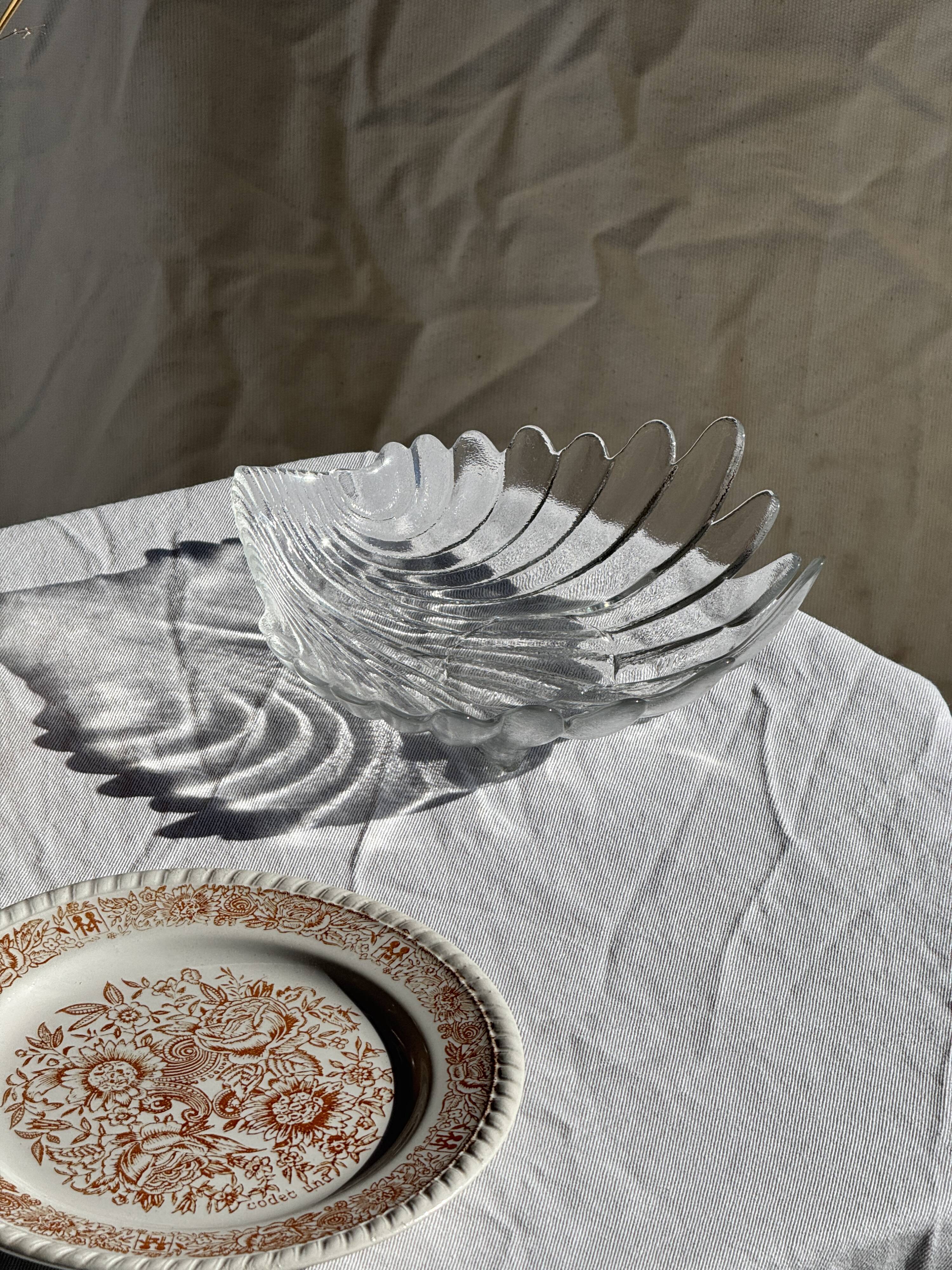 Large stylised shell bowl in vintage glass D22