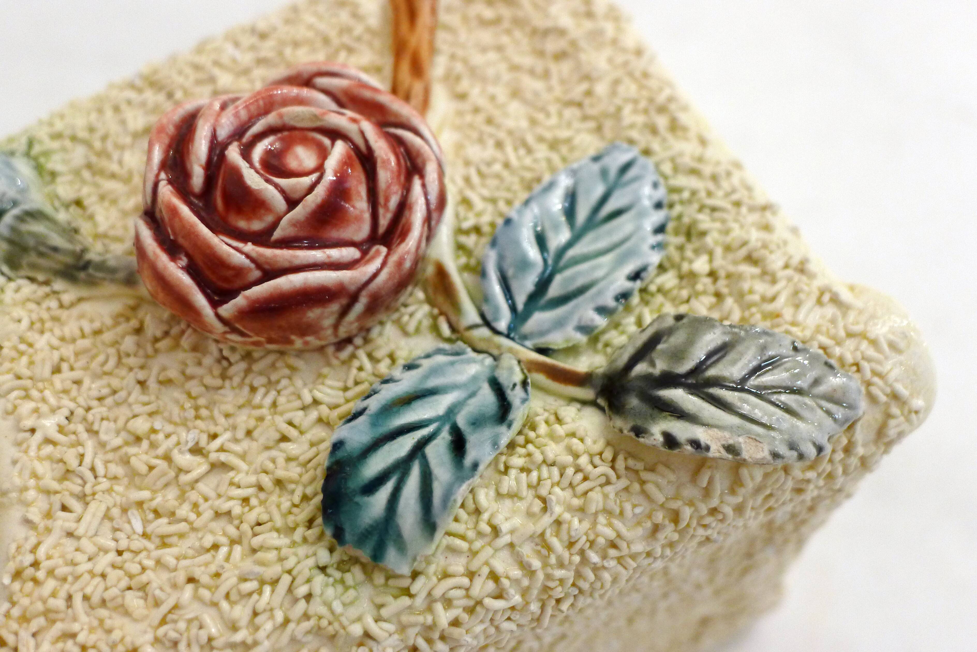 Small rose-patterned cache-pot in earthenware.